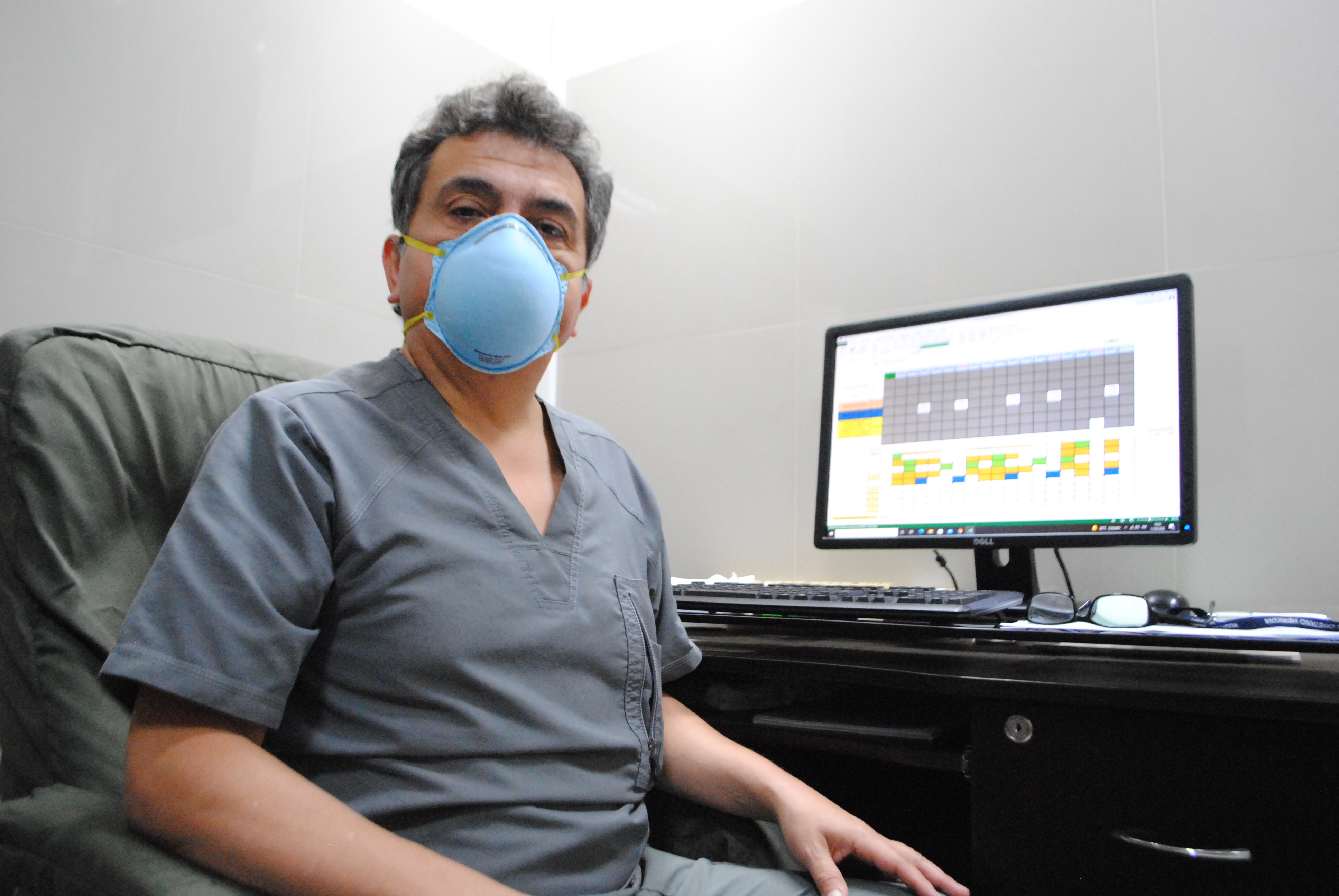 Imagen del doctor Roberto Huamanchumo Guzmán, especialista del servicio de Inmuno Reumatología del Hospital Cayetano Heredia