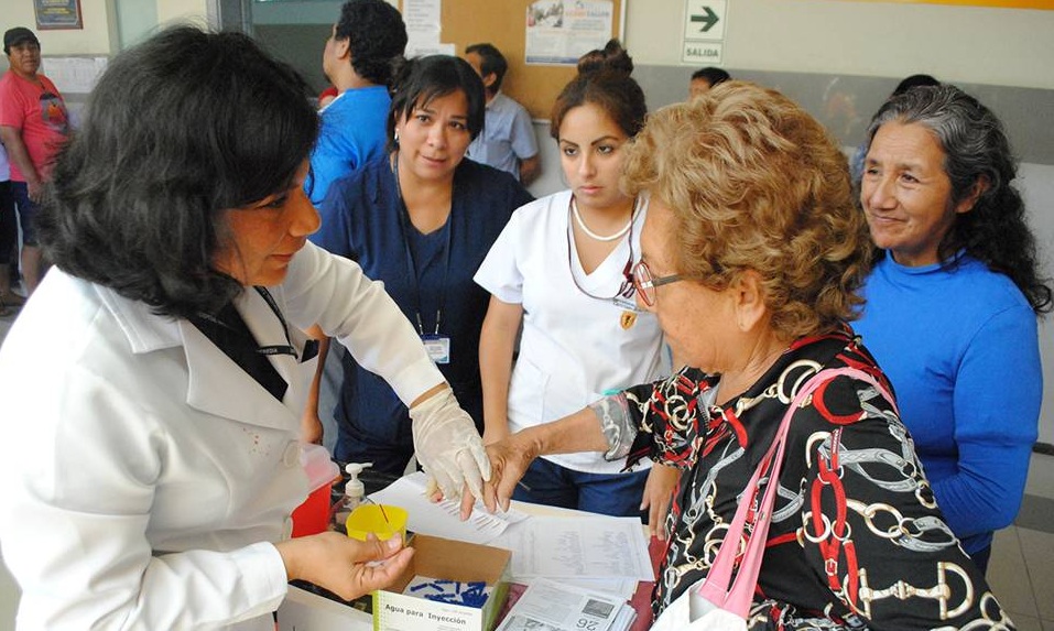 Imagen de una doctora atendiendo a un adulto mayor