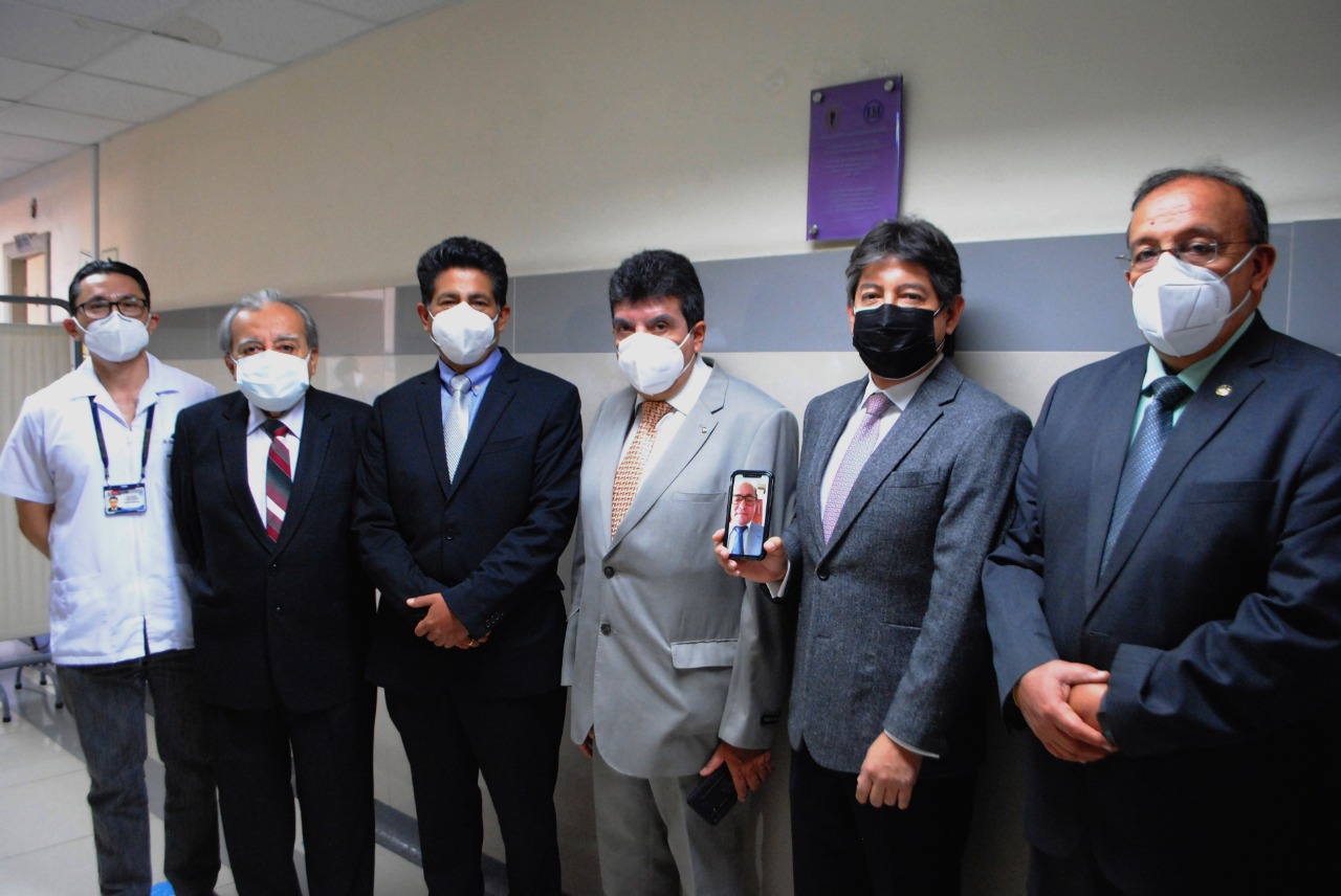 Imagen de un grupo de medicos especialistas de gine-obstetricia del Hospital Cayetano Heredia celebrando sus 25 años de culminado su residentado