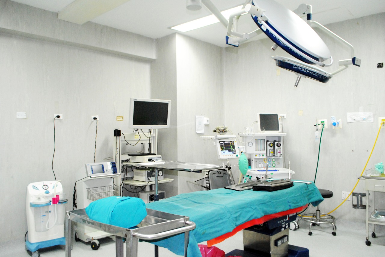 Imagen de una sala de operación implementada con los equipos necesarios para realizar una cirugia