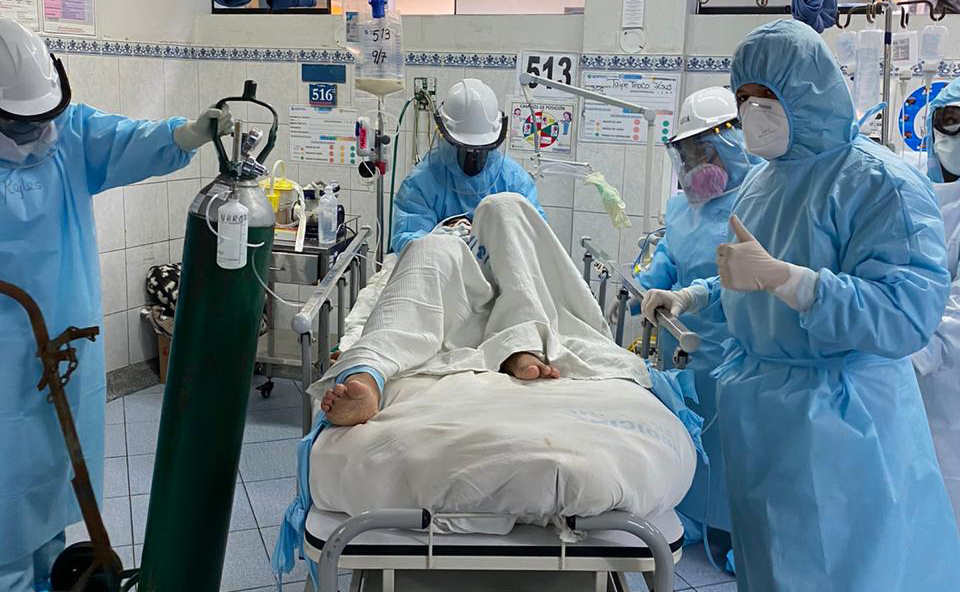 Imagen de los doctores de emergencia del hospital cayetano atendiendo a un paciente