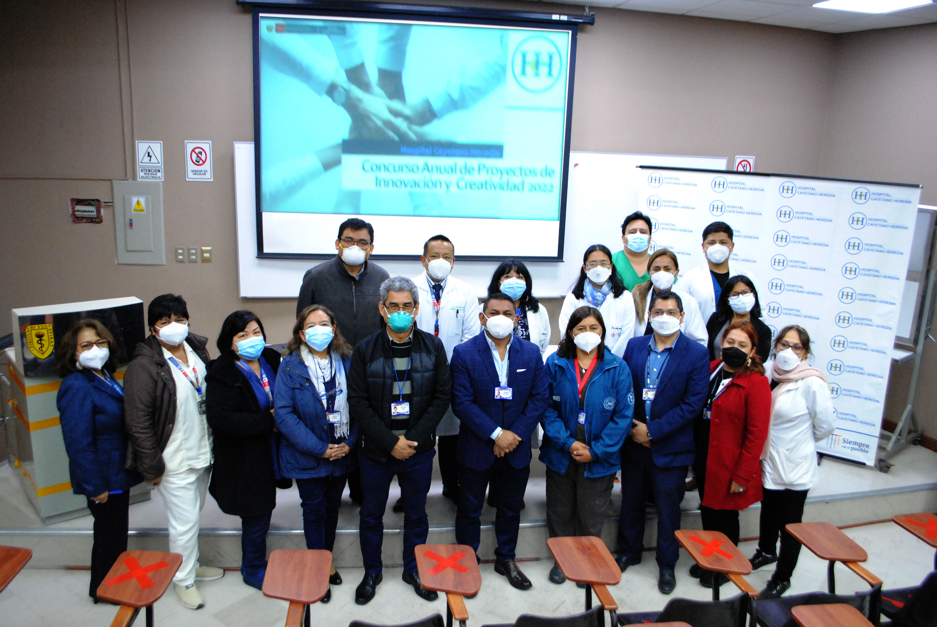 Imagen del Director del Hospital y su equipo de gestión