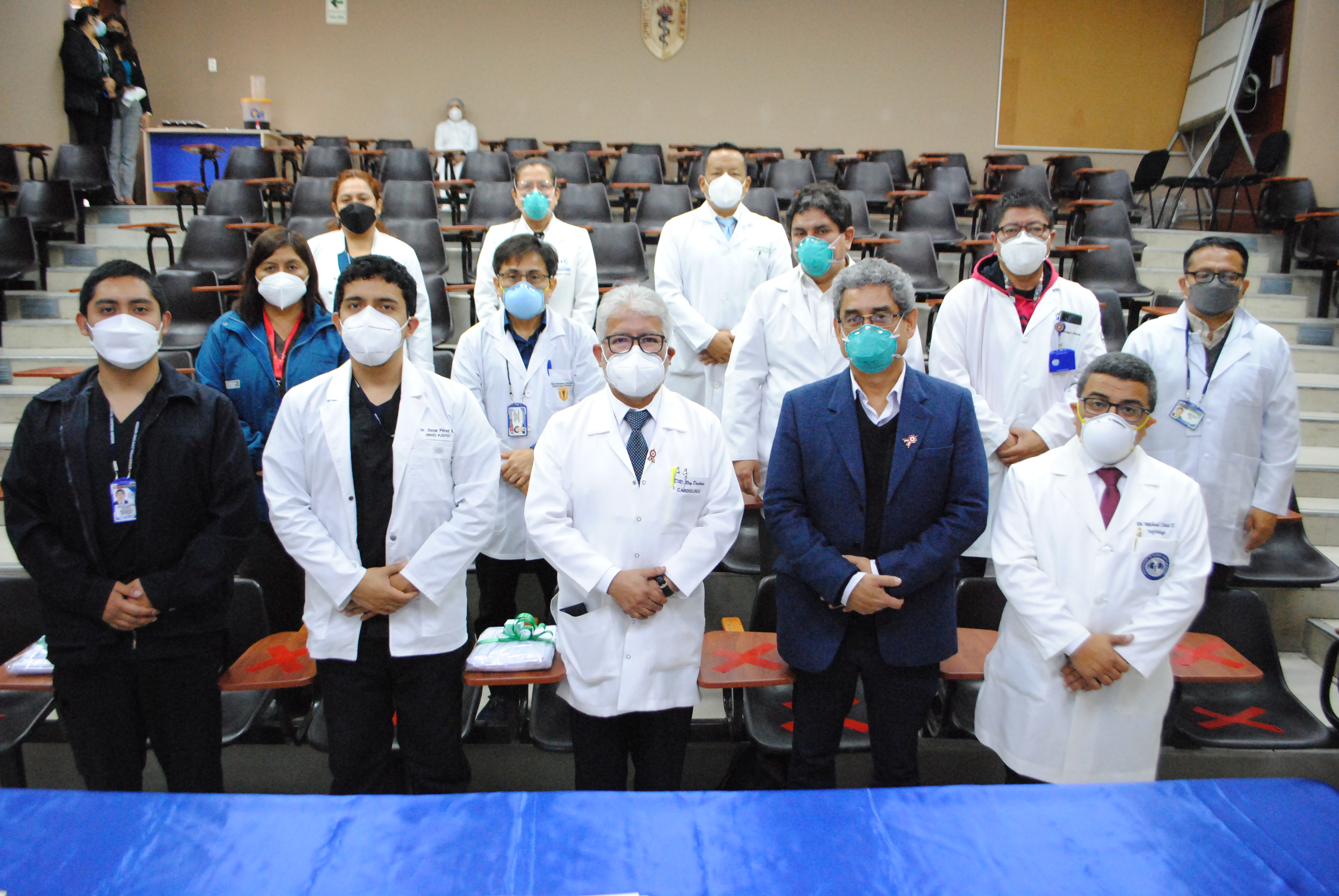 Imagen del equipo de gestión del hospital cayetano dando la bienvenida a los residentes 2022