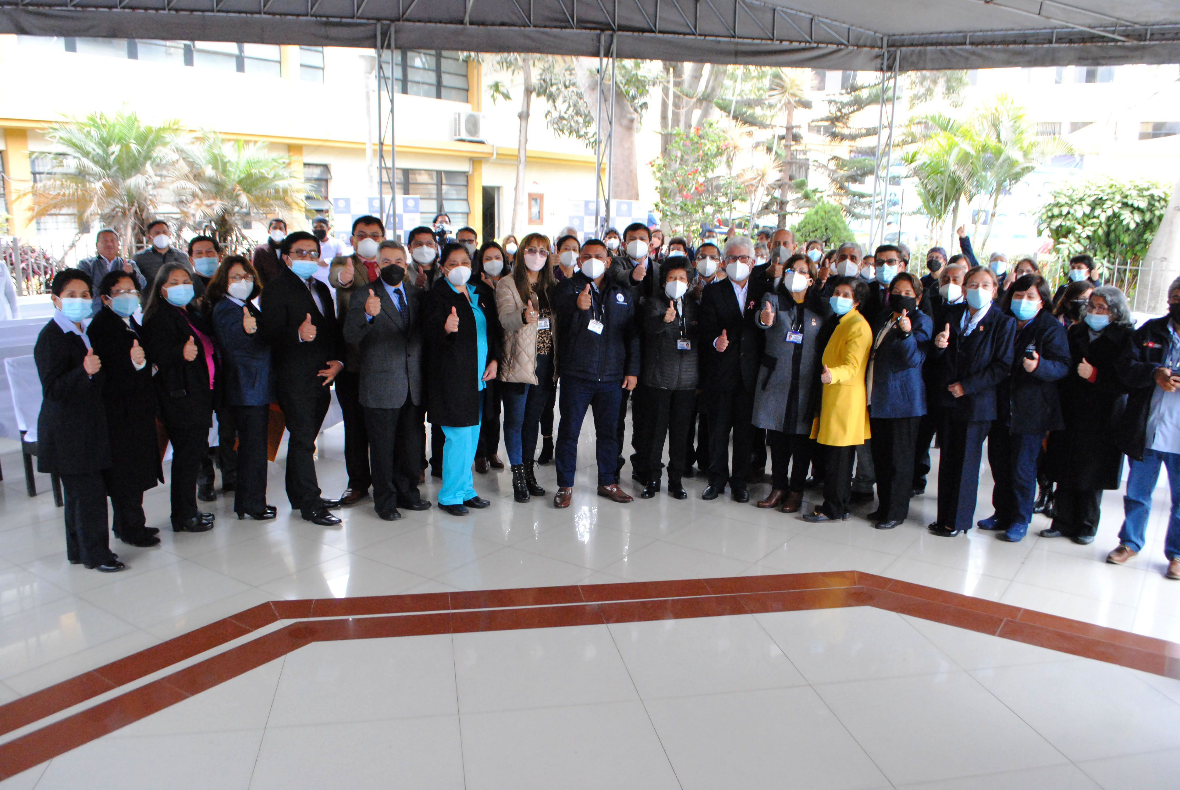 Imagen del director del Hospital junto a su equipo de gestión y personal de la salud celebrando un año mas de aniversario del hospital