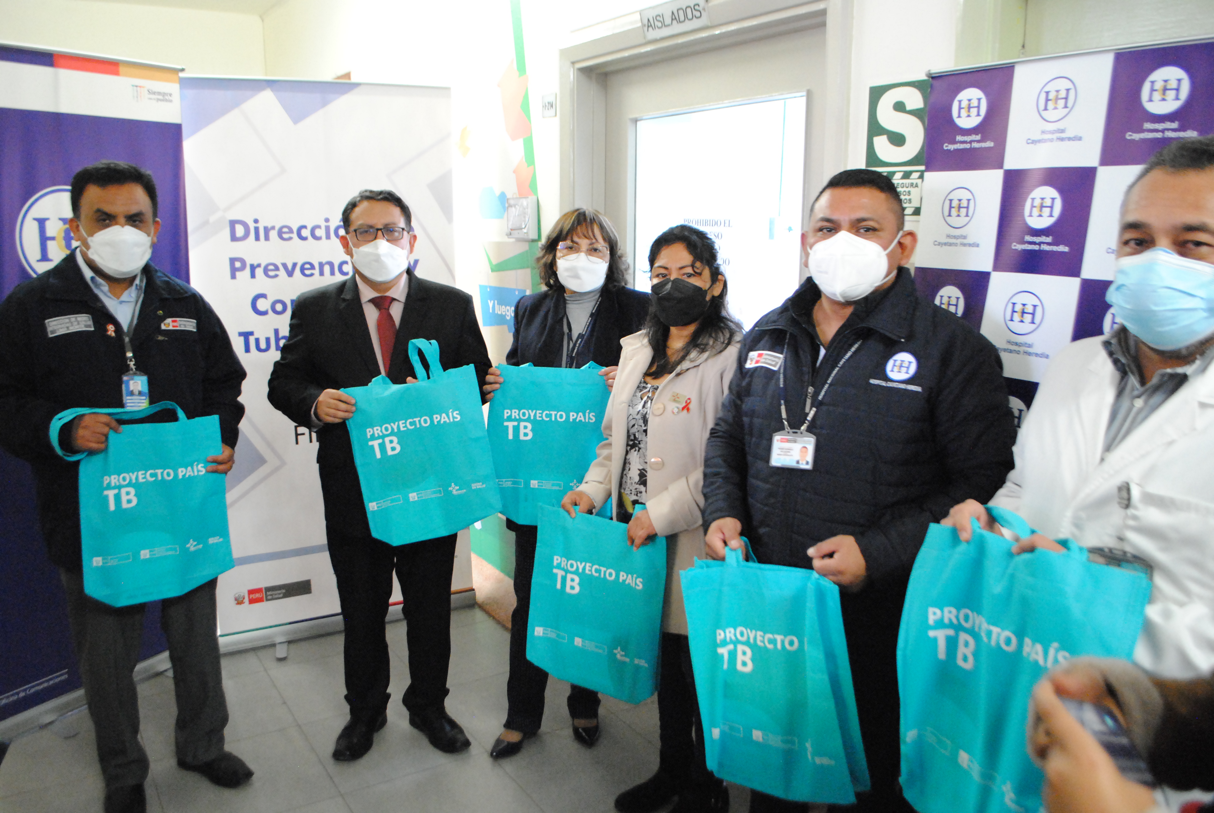 Imagen del director del Hospital junto a personal del mencionado nosocomio inaugurando unidad especializada en tuberculosis