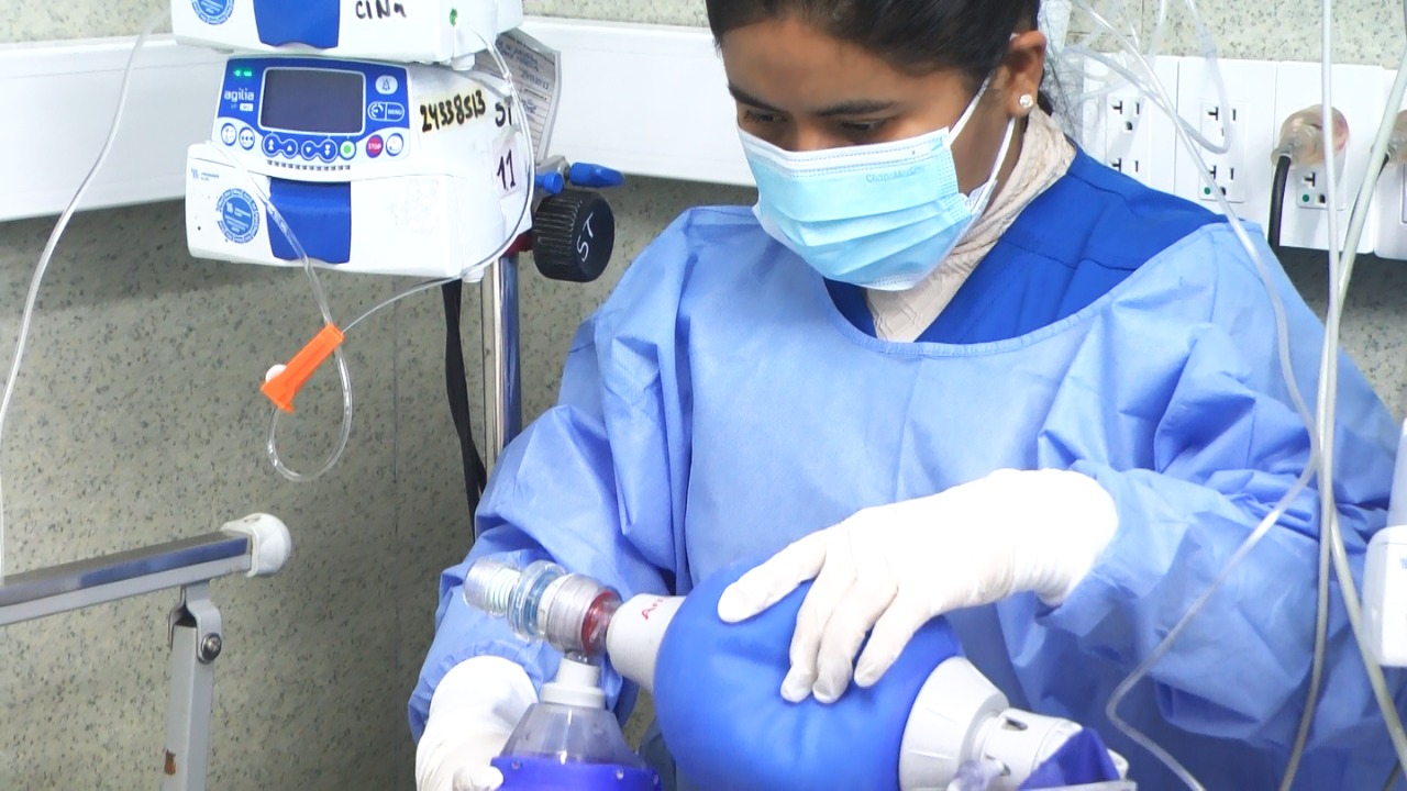 Imagen de una doctora de emergencia atendiendo a un paciente