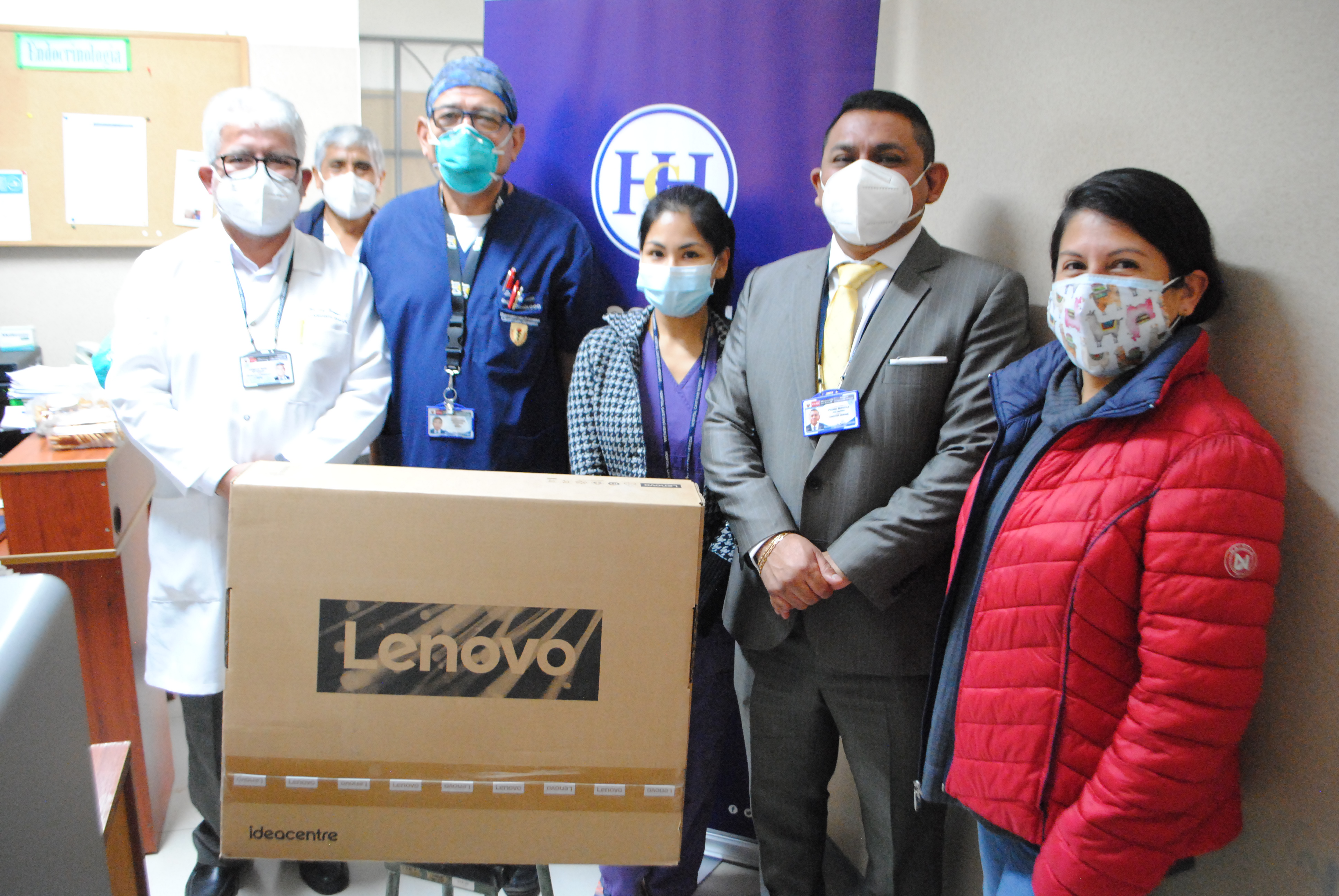 Imagen de la doctora Carmen Rosa Zuloaga Salas, médico residente del Servicio de Endocrinología, junto al director del hospital y el personal del servicio
