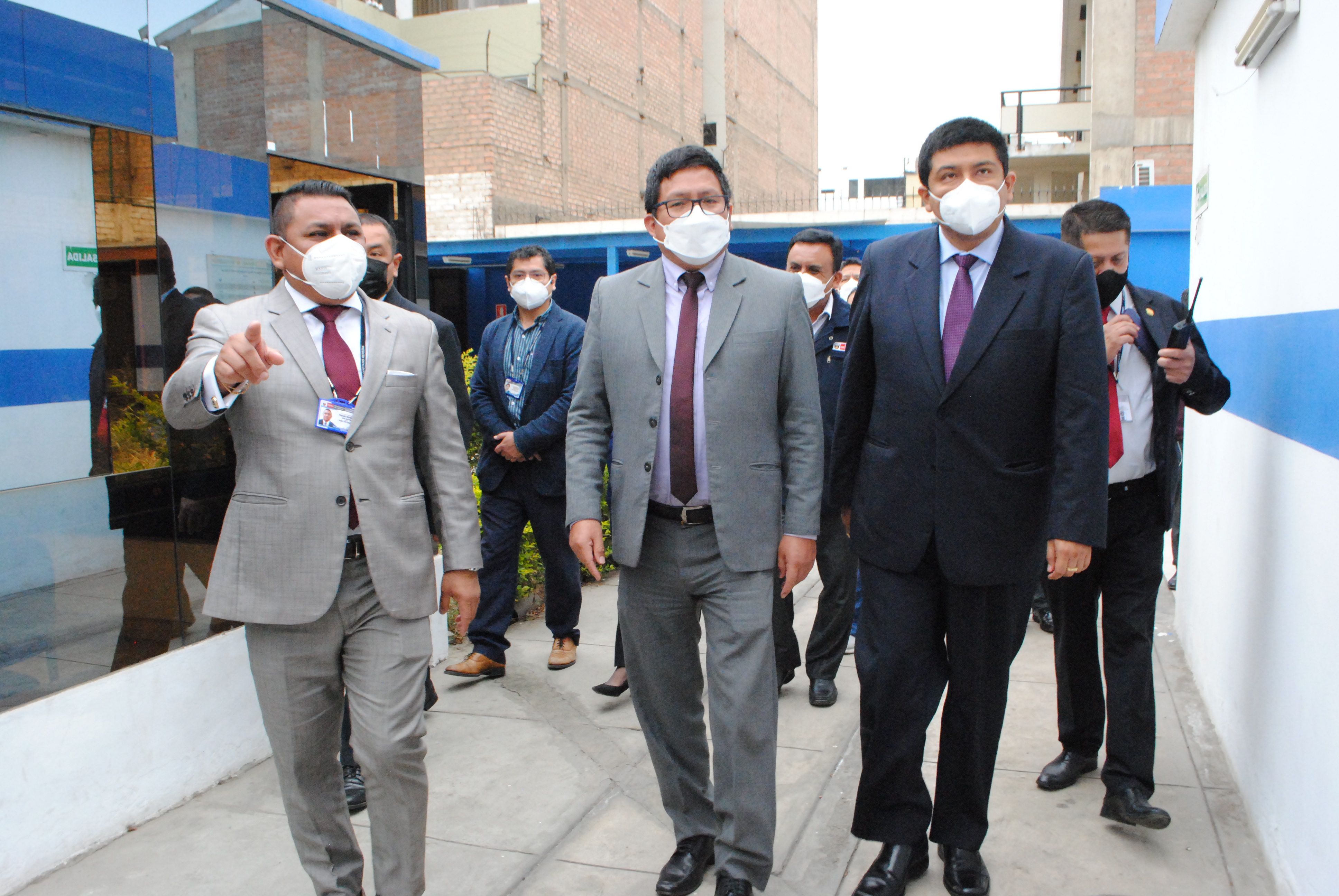 Imagen del Director del Hospital, doctor Jose Proaño, junto al ministro de Salud, Jorge López Peña