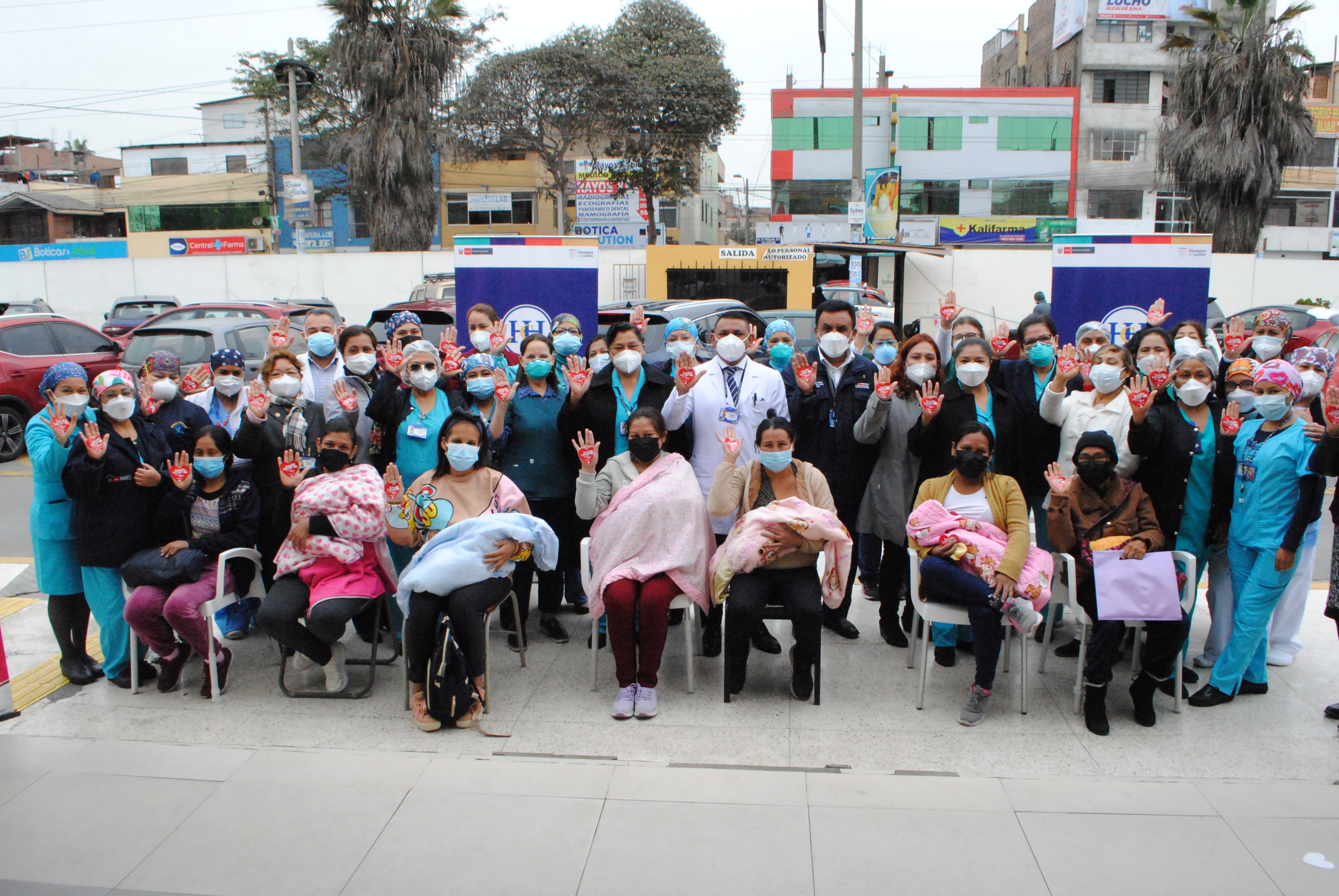 Imagen del Director del Hospital Cayetano junto al personal del Comité Institucional de Lactancia Materna y algunas madres con sus bebes