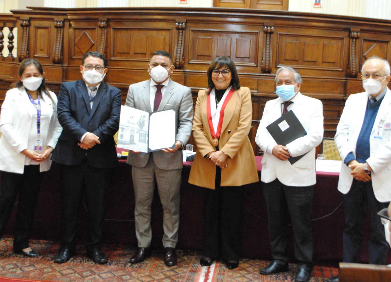 Imagen del Director del Hospital Cayetano junto a la Congresista Milagros Jaúregui de Aguayo en el Hemiciclo Raúl Porras Barrenechea del palacio legislativo