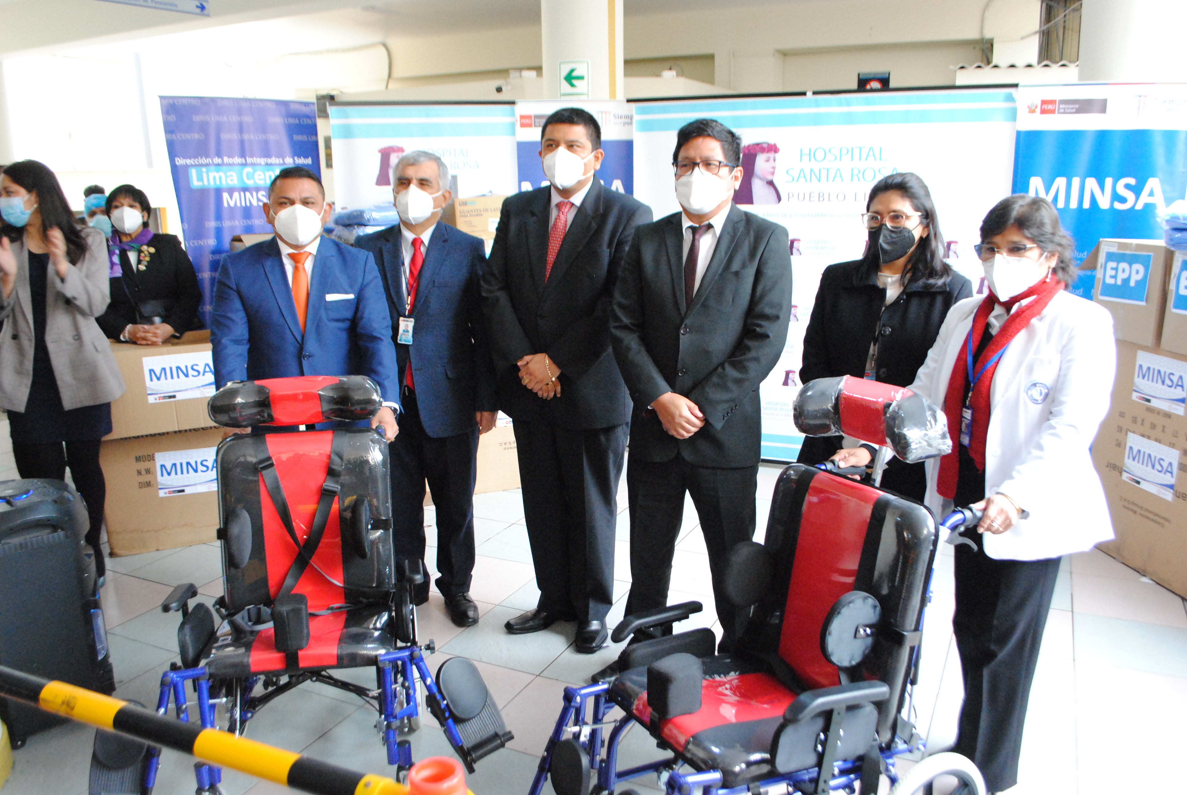 Imagen del Director del Hospital Cayetano junto al Ministro de Salud, Jorge López Peña y el Director del Hospital Santa Rosa, Doctor César Herrera Vidal