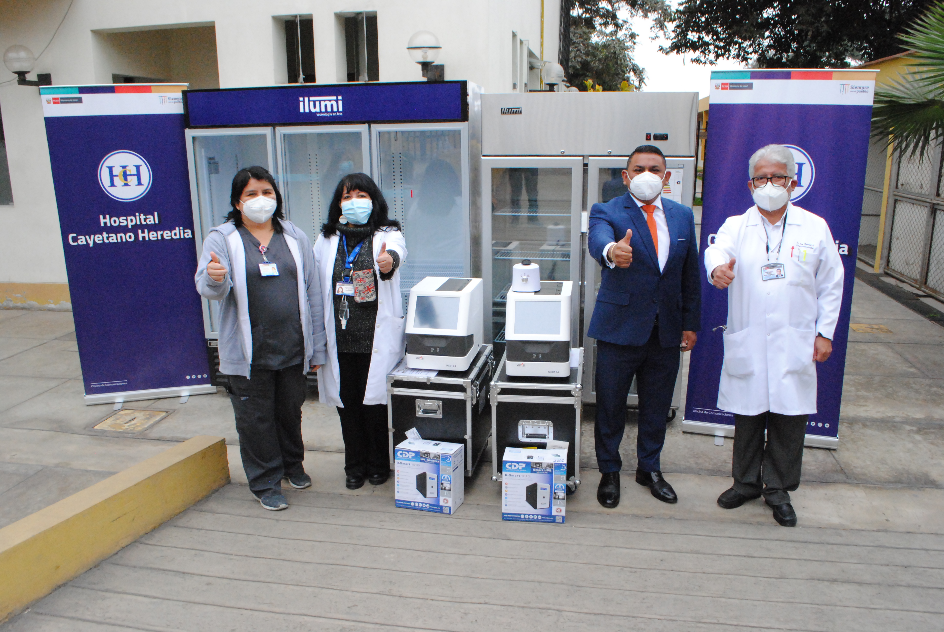 Imagen del Director del Hospital Cayetano junto al personal de la unidad de Microbiología