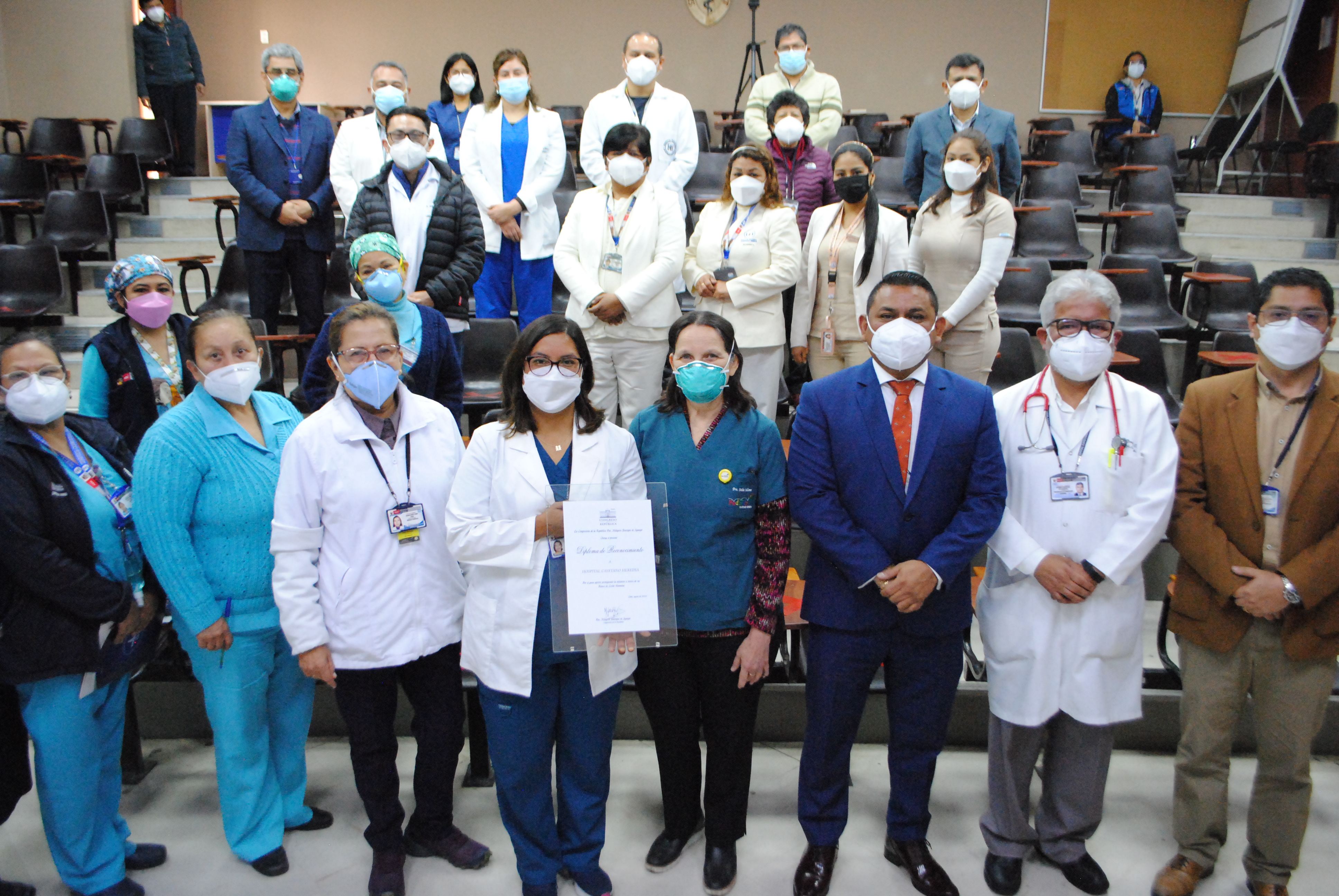 Imagen del director y su equipo de gestion junto a los impulsadores del Banco de Leche del Hospital Cayetano