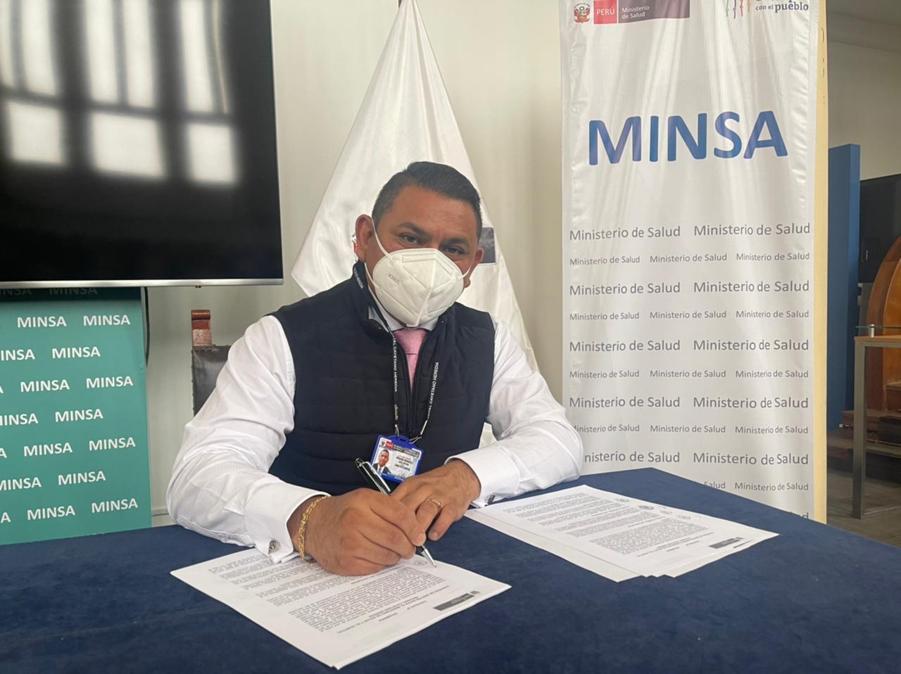 Imagen del director del Hospital Cayetano firmando el convenio de gestión con el Ministerio de Salud