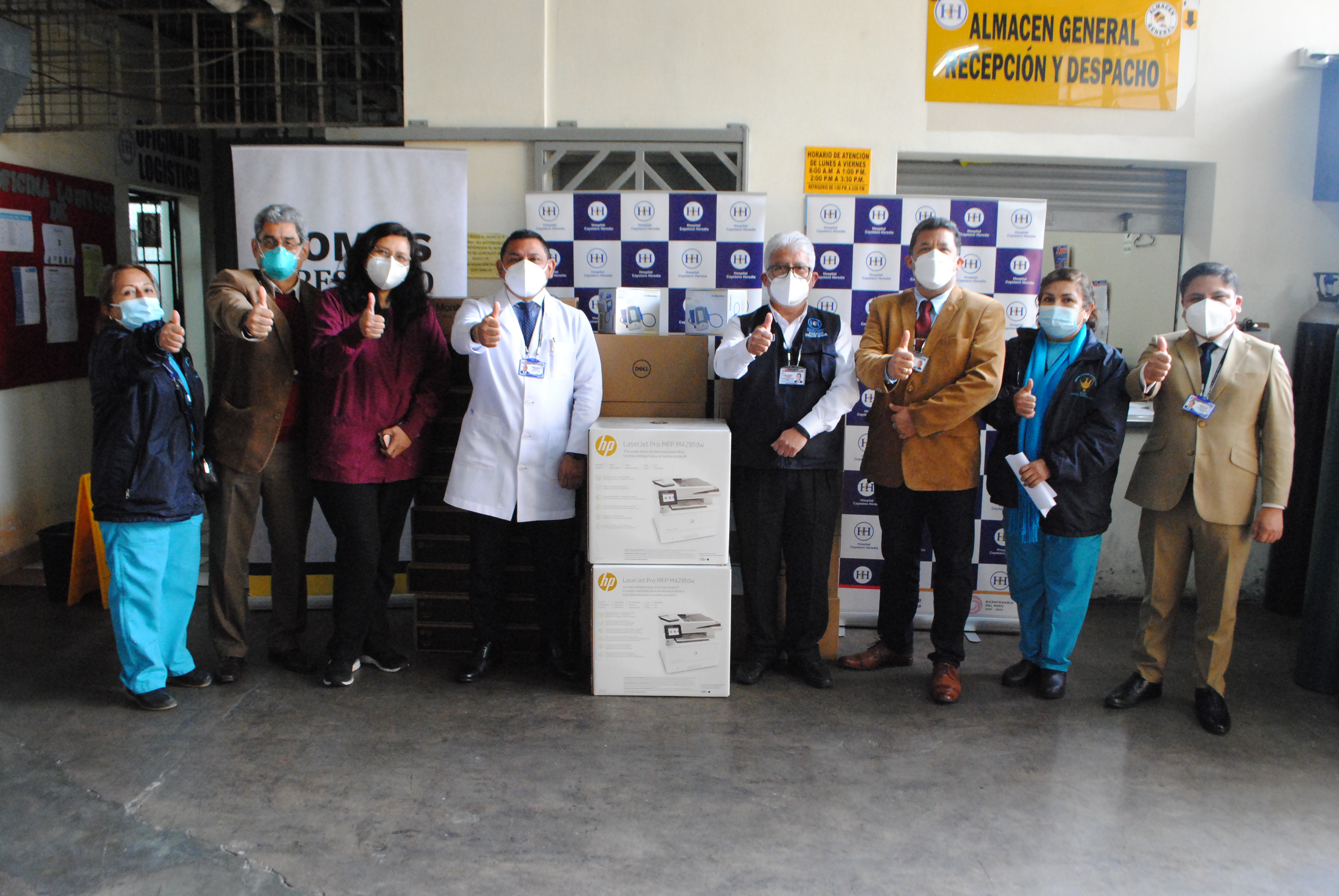 Imagen del director del Hospital Cayetano junto a su equipo de gestion y personal de la Universidad Peruana Cayetano Heredia