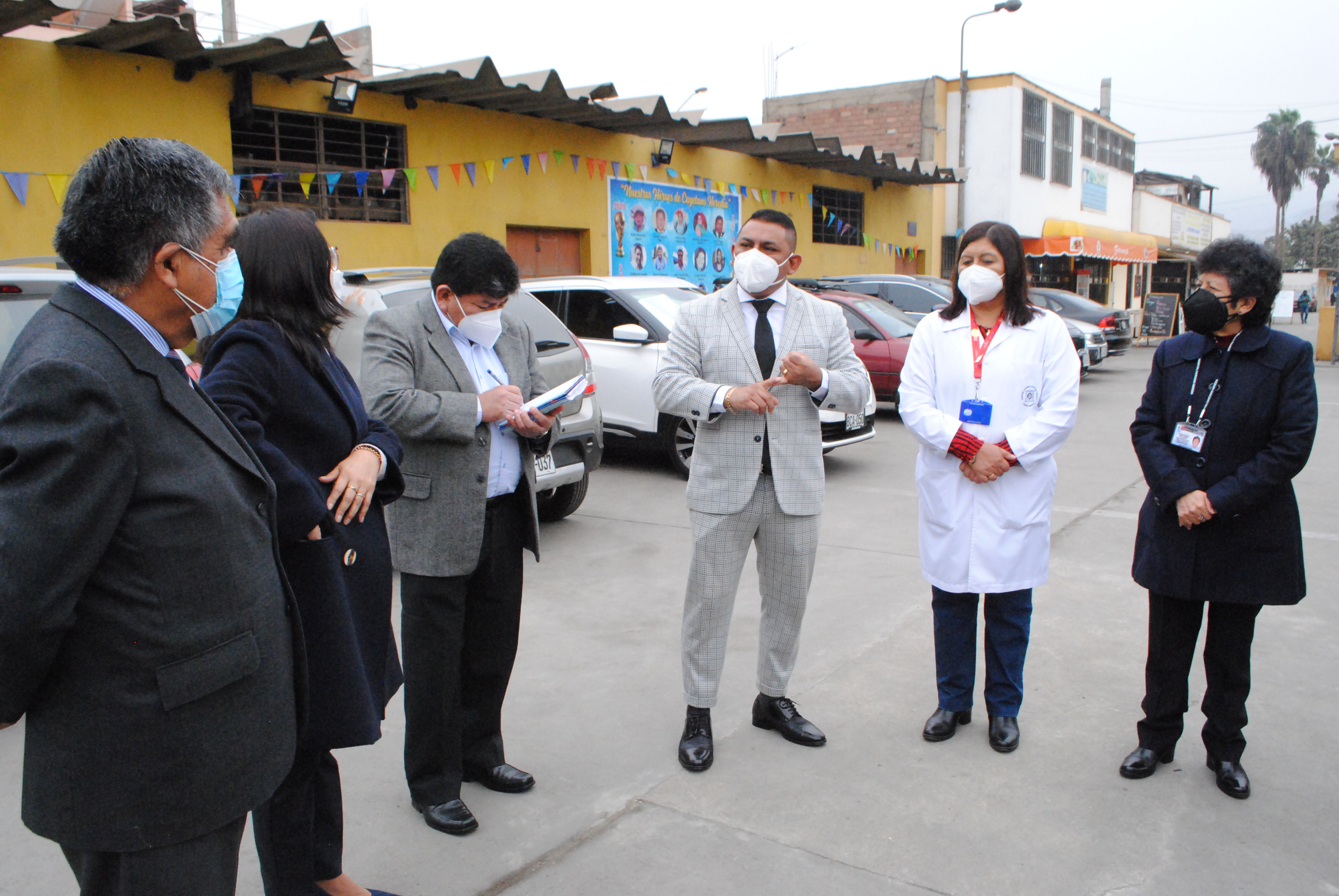 Imagen del director del Hospital Cayetano junto a su equipo de gestion y autoridades del ministerio de salud