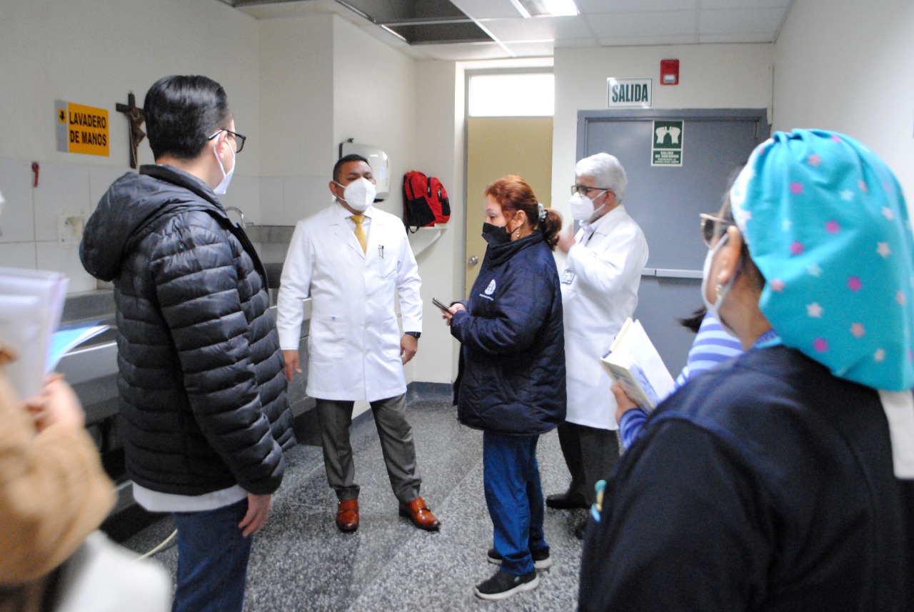 Imagen del director del Hospital Cayetano junto a su equipo de gestion y personal de la Universidad Peruana Cayetano Heredia