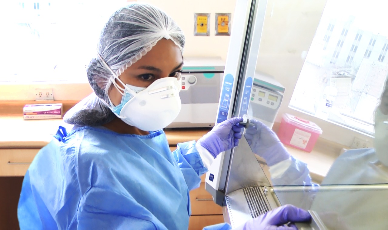 Imagen del especialista en Biologia Molecular utilizando los equipos para procesar las pruebas moleculares