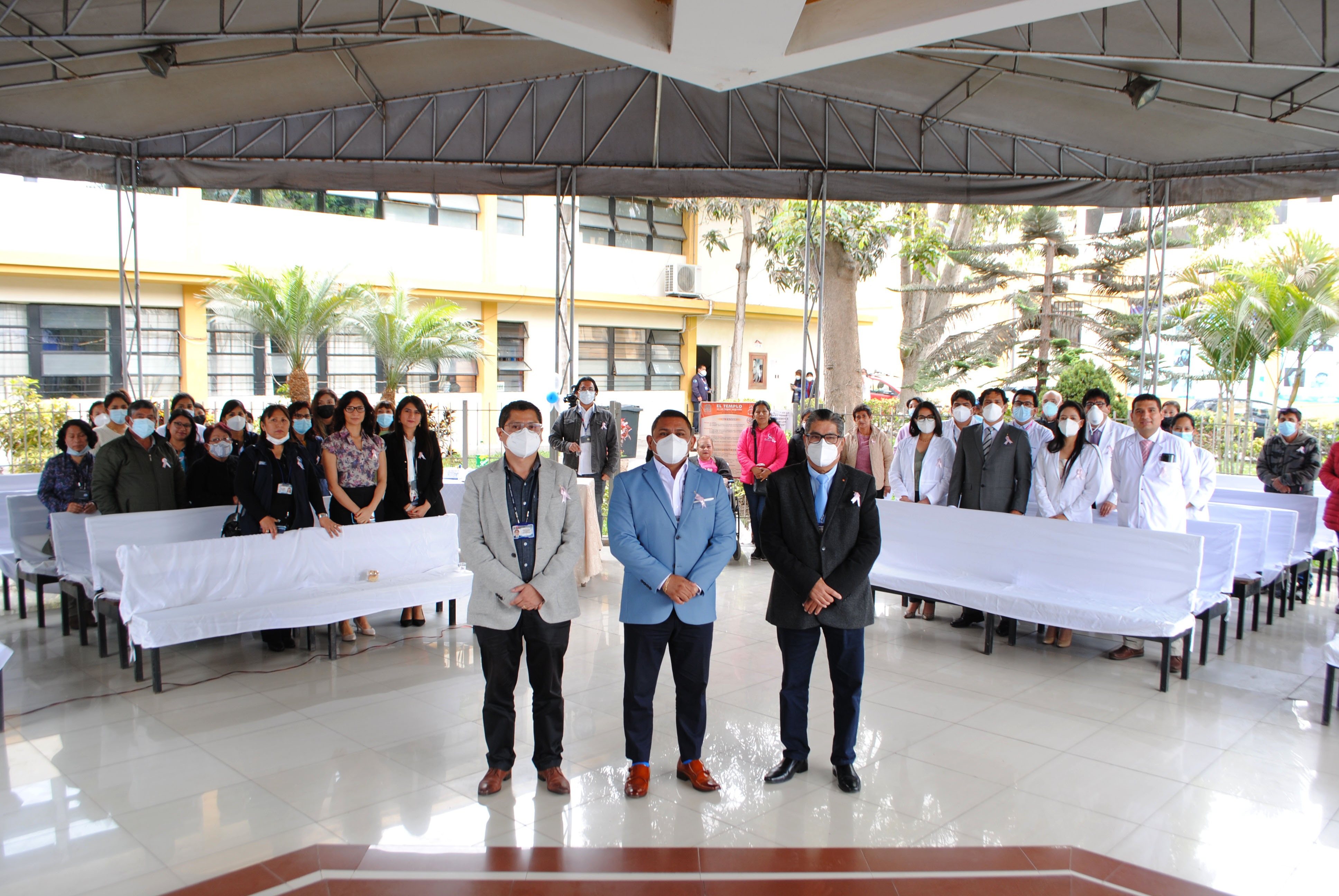 Imagen del Director del Hospital Cayetano en la ceremonia del 26 aniversario de la Unidad Oncologica del referido nosocomio