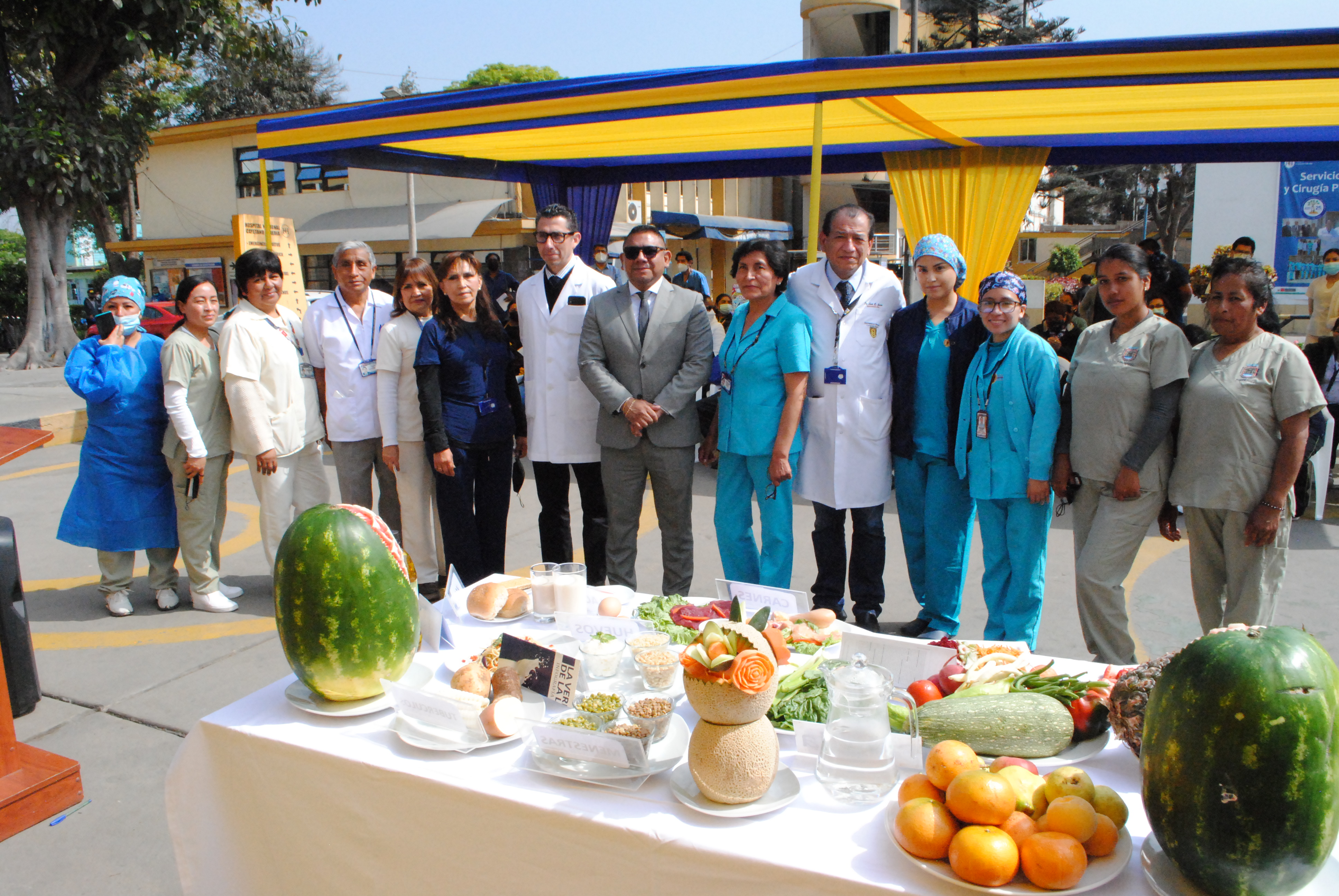 Imagen del Director junto al personal asistencial que lidero la campaña de despistaje y sensibilización de Diabetes