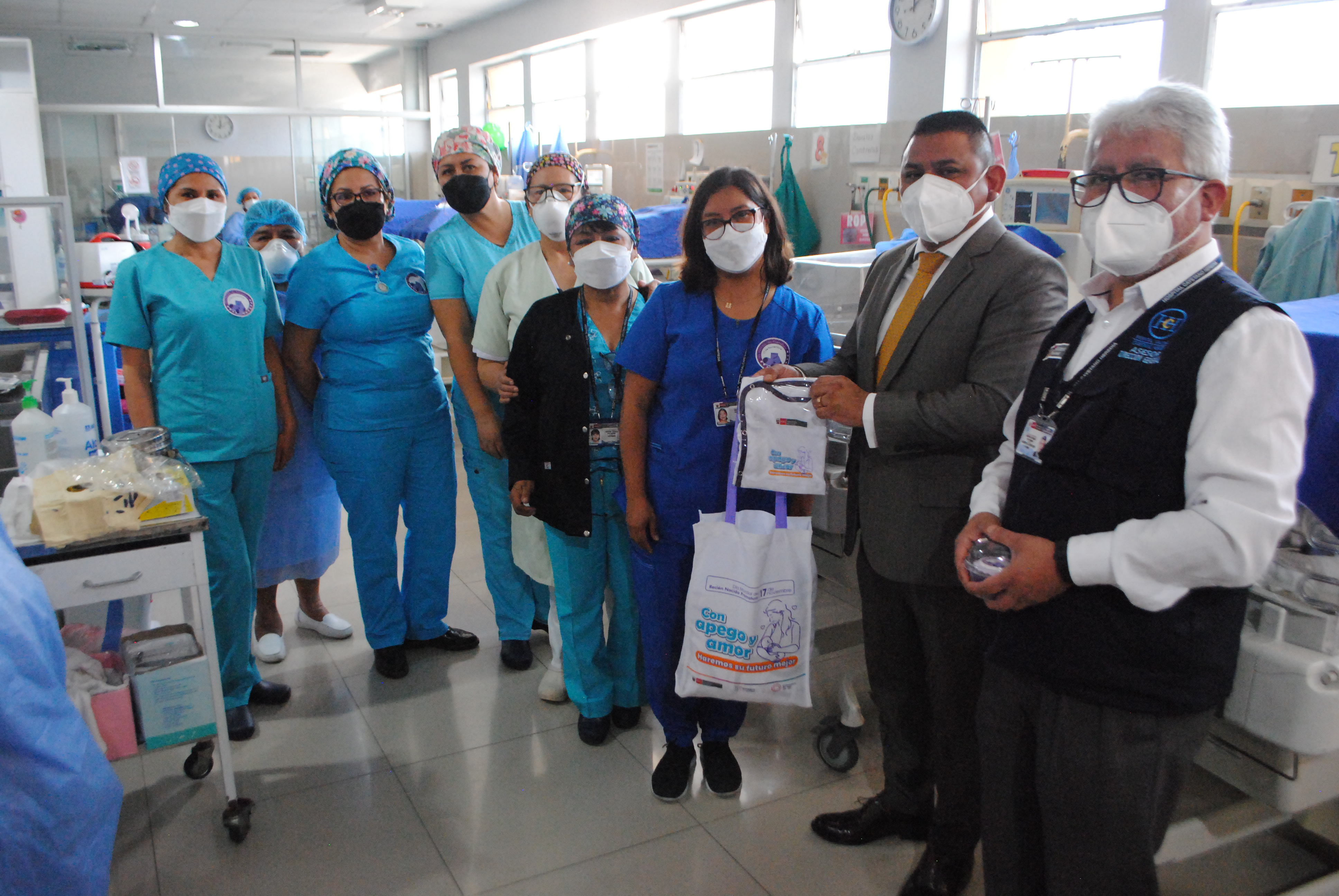 Imagen del Director del Hospital Cayetano junto al personal de UCI Neonatal