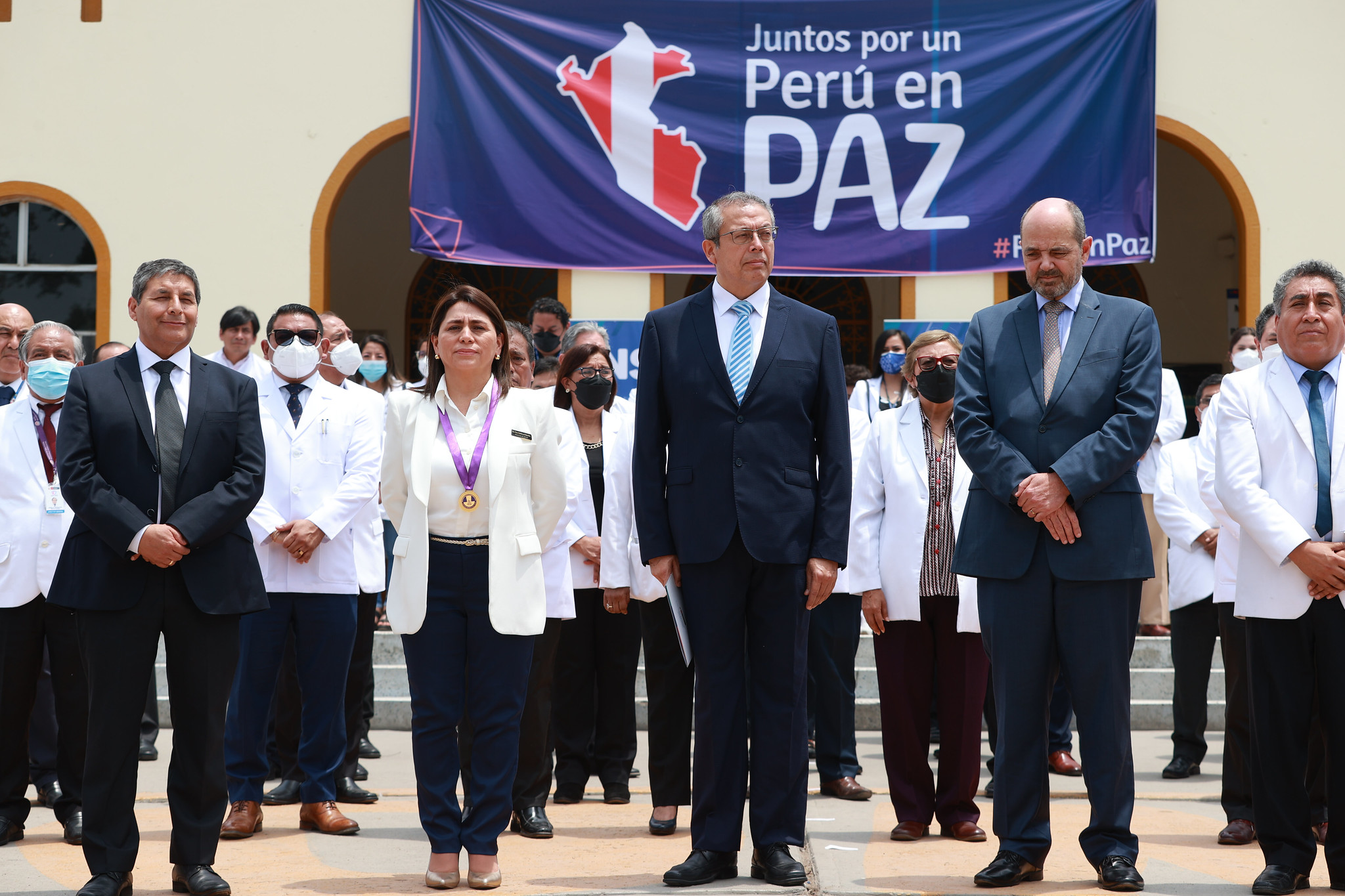 Imagen del Primer Ministro de la PCM junto a la ministra de salud y directores de otros hospitales e institutos especializados