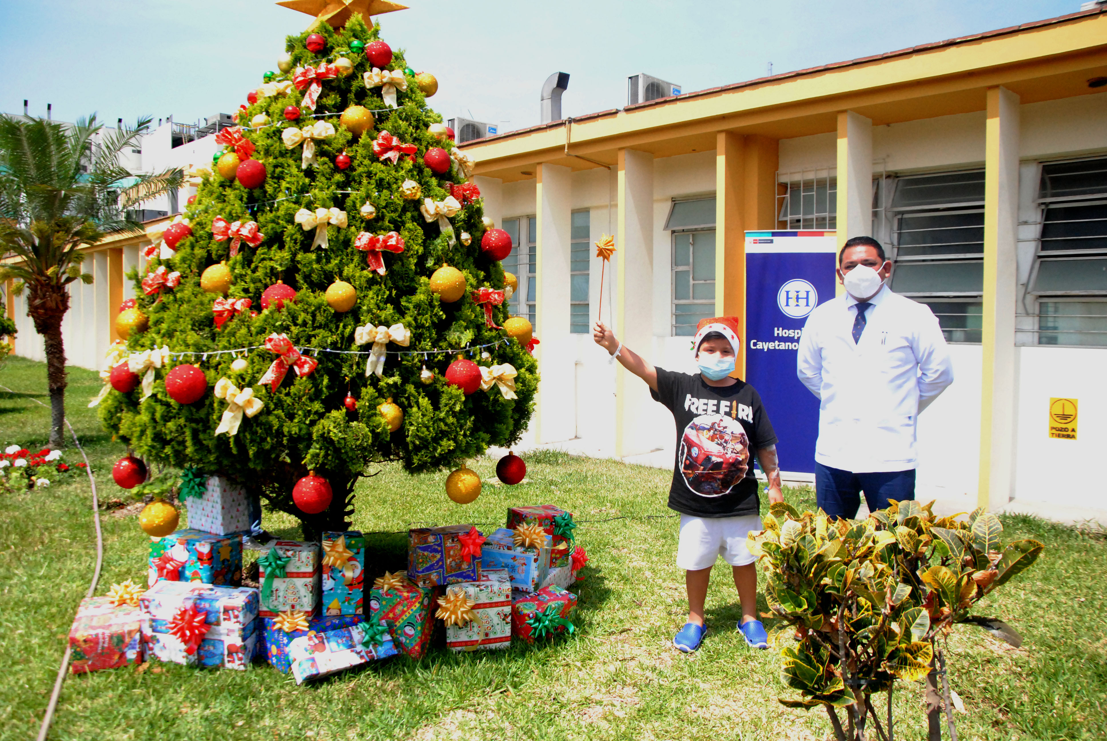 Imagen del Director del Hospital Cayetano Heredia dando apertura a las actividades navideñas