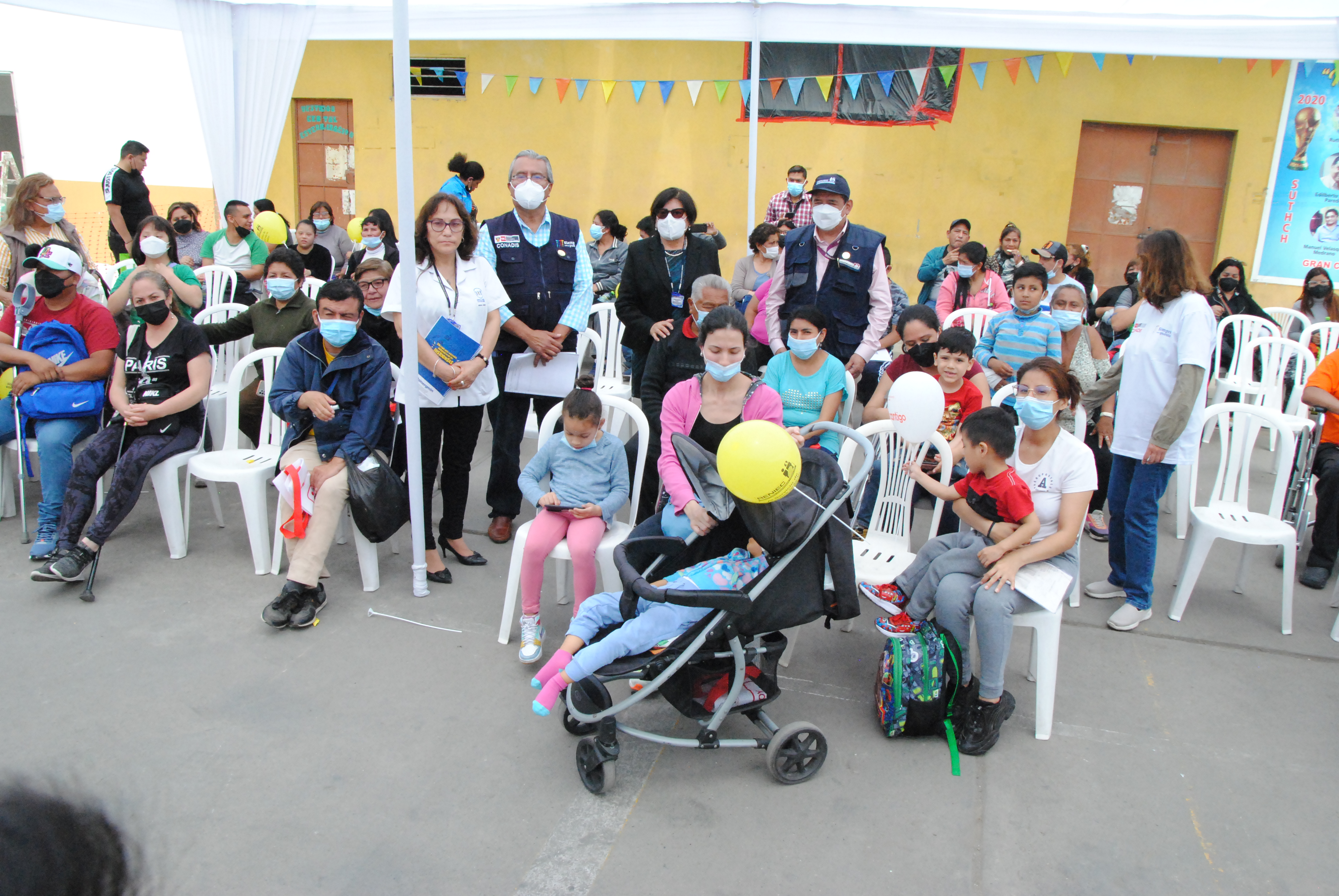 Imagen de un grupo de pacientes con personal del Hospital Cayetano Heredia