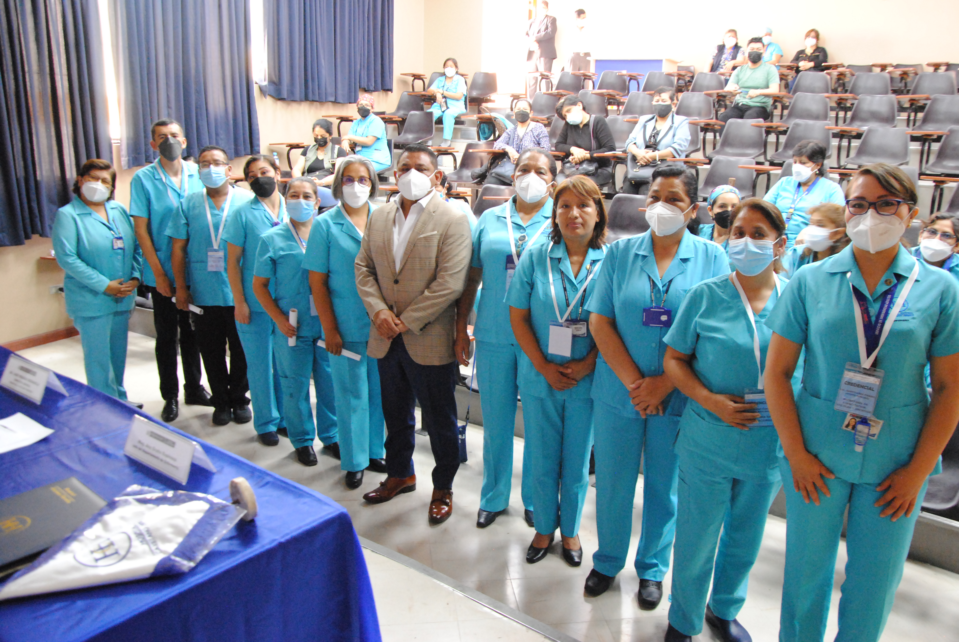 Imagen del Director del Hospital Cayetano junto con la nueva directiva del Sindicato de Enfermeros del Hospital Cayetano Heredia