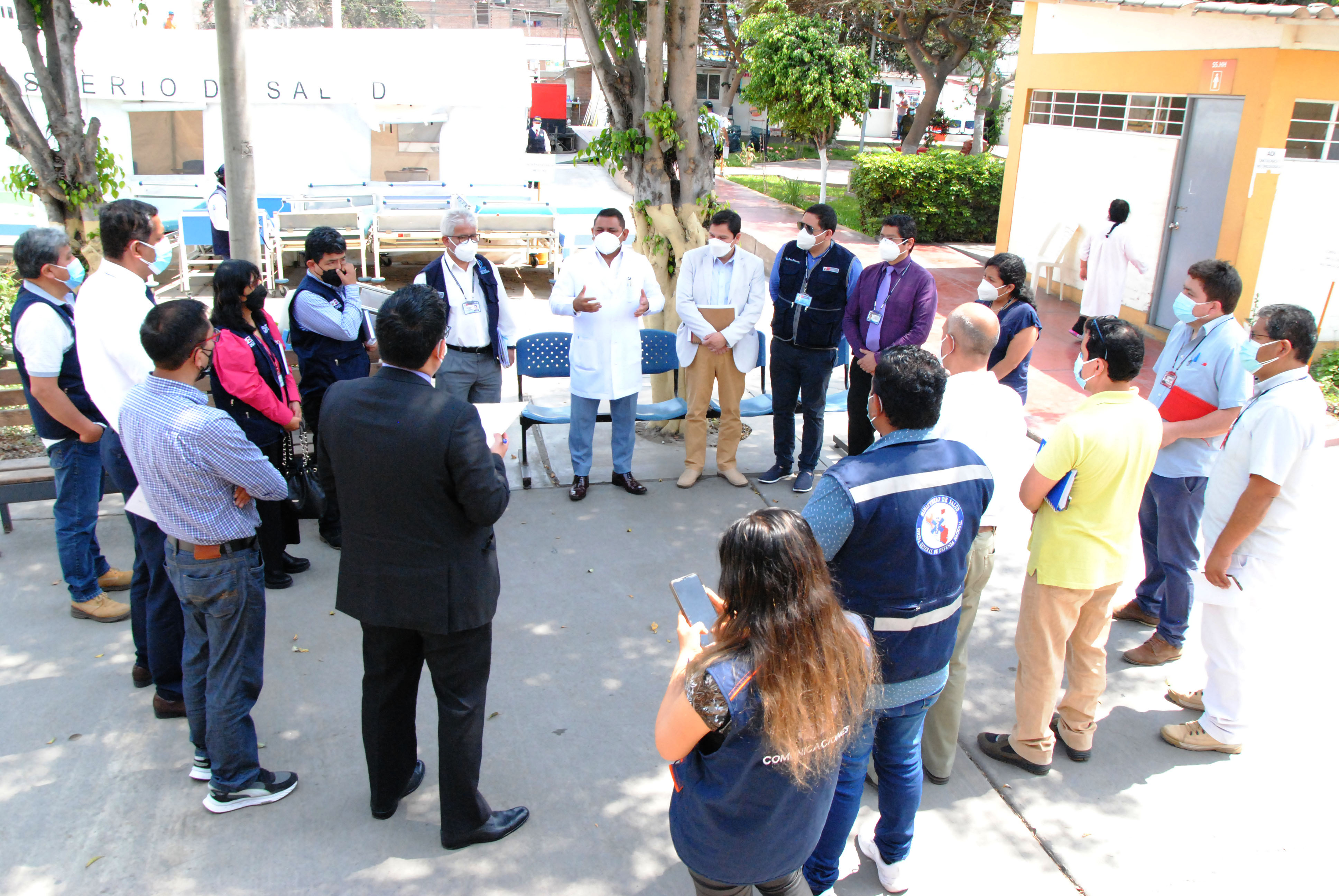 Imagen del Director del Hospital Cayetano junto a representantes del MINSA
