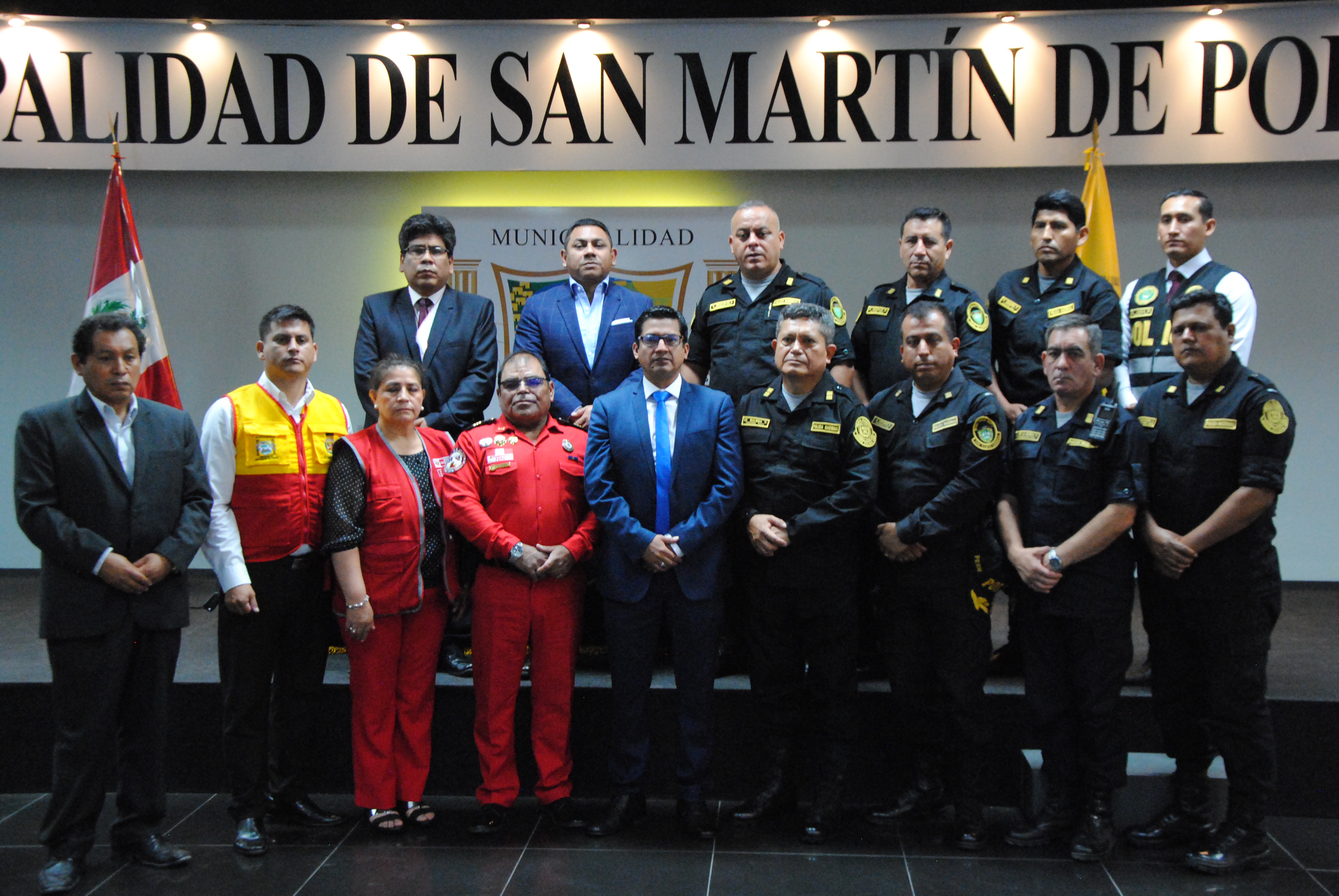 Imagen del Director del Hospital Cayetano Heredia junto al alcalde de San Martin de Porres y otras autoridades afines