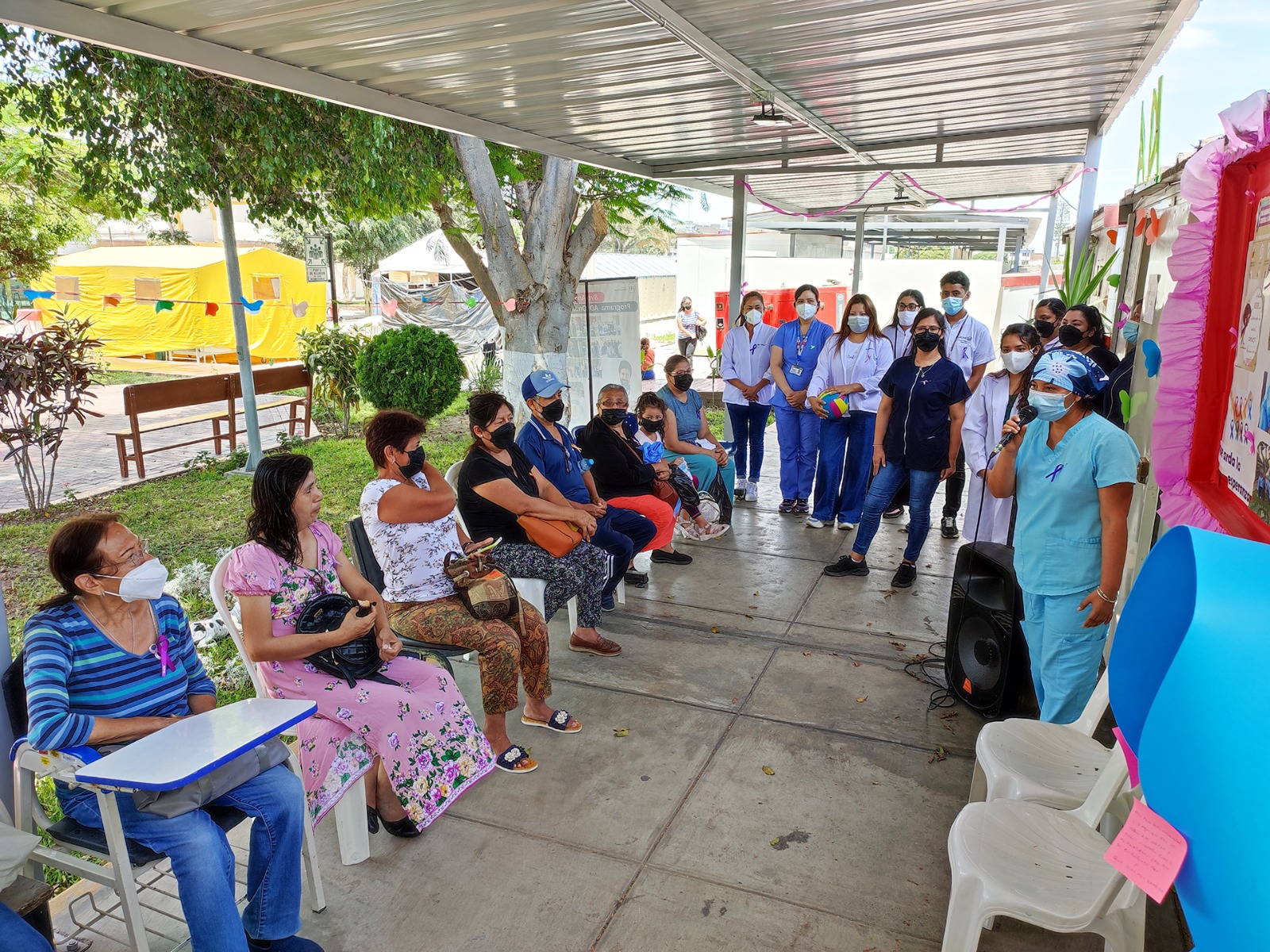 Imagen del personal asistencial de ADI brindando una capacitacion a los pacientes por el dia mundial del cancer