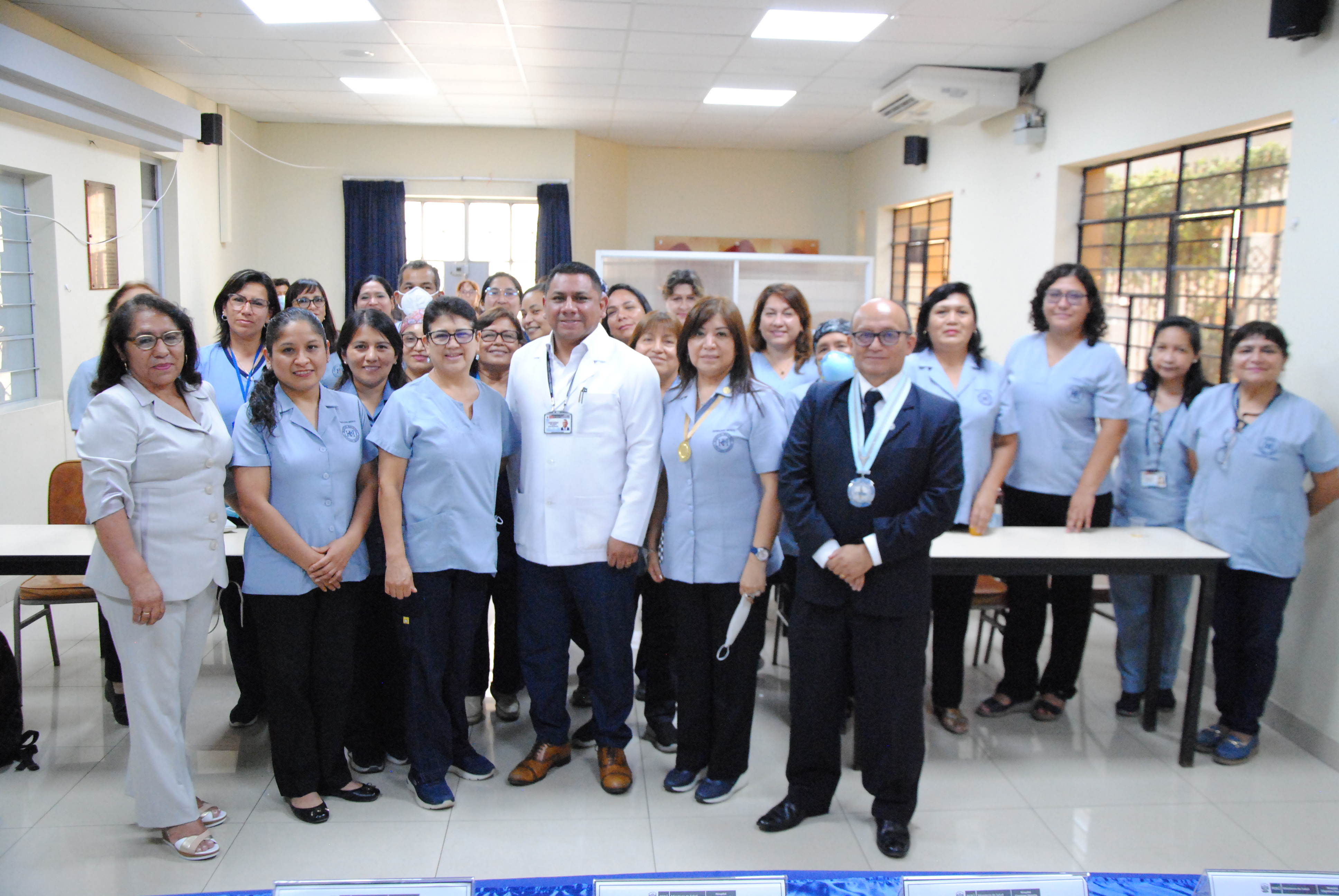 Imagen del Director del Hospital Cayetano junto al nuevo grupo de sindicato de Tecnólogos Médicos