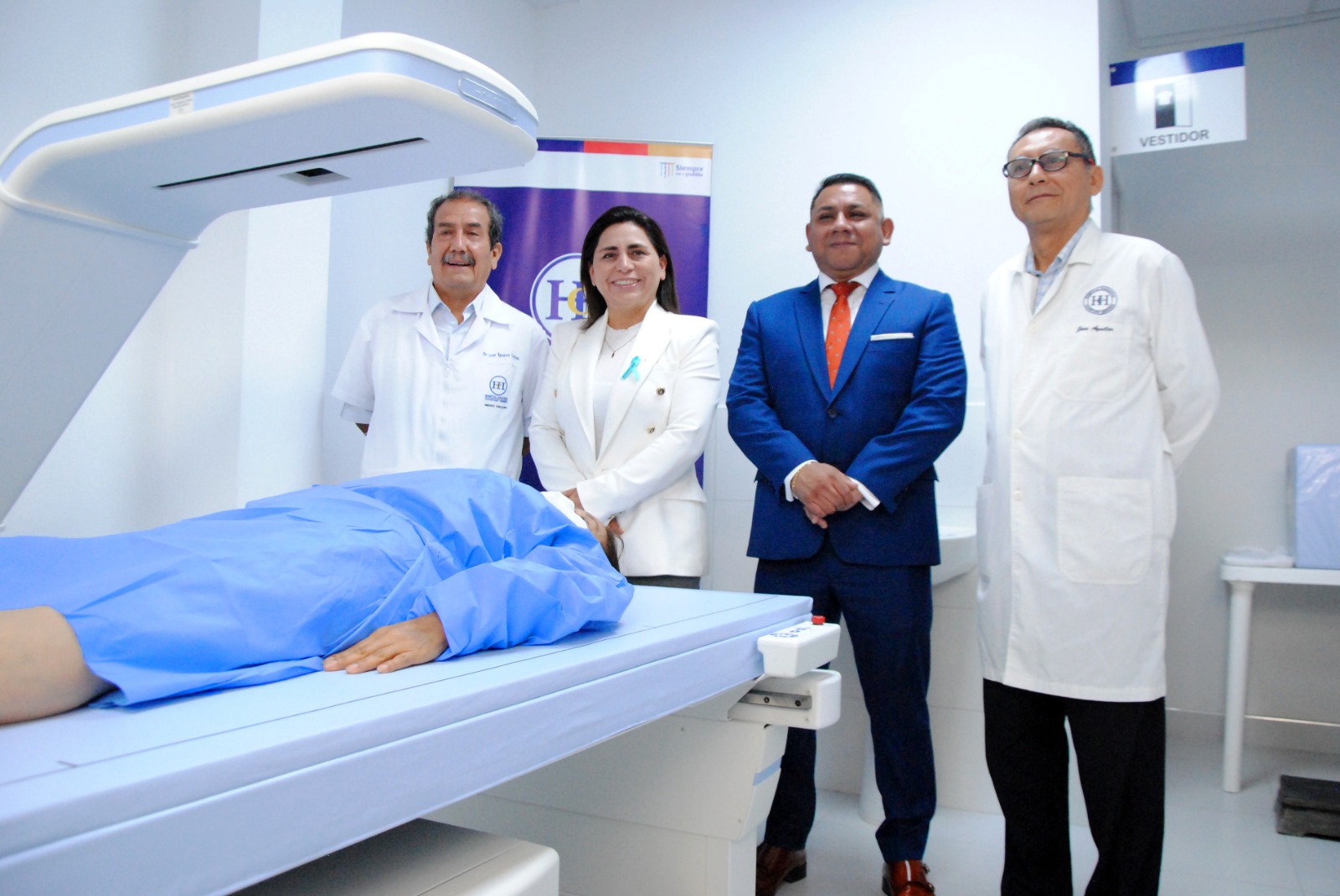 Imagen de la Ministra de Salud Dra. Rosa Gutiérrez Palomino junto al Director del Hospital Cayetano Heredia