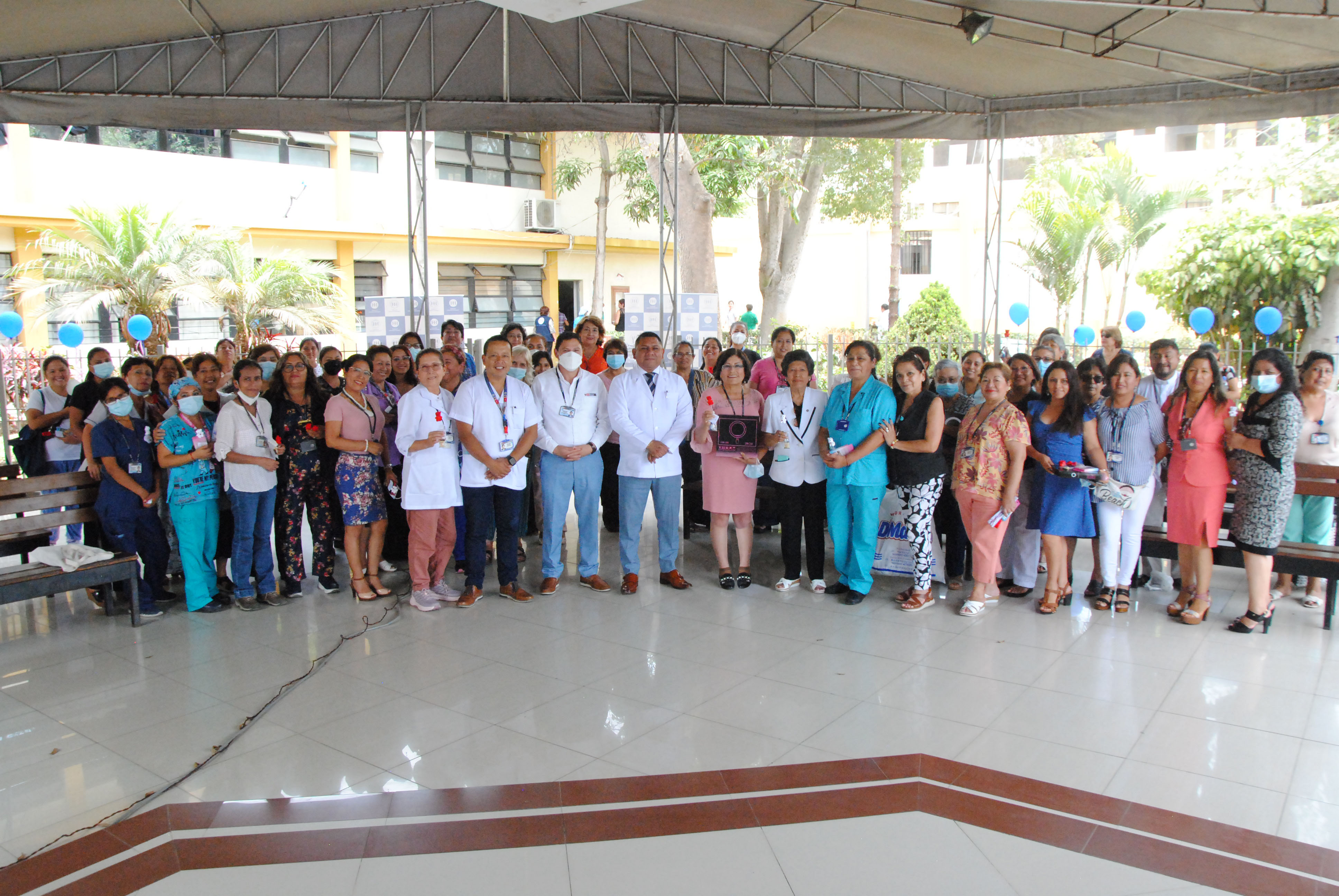Imagen del Director del Hospital junto con personal asistencial y administrativo celebrando el dia de la mujer