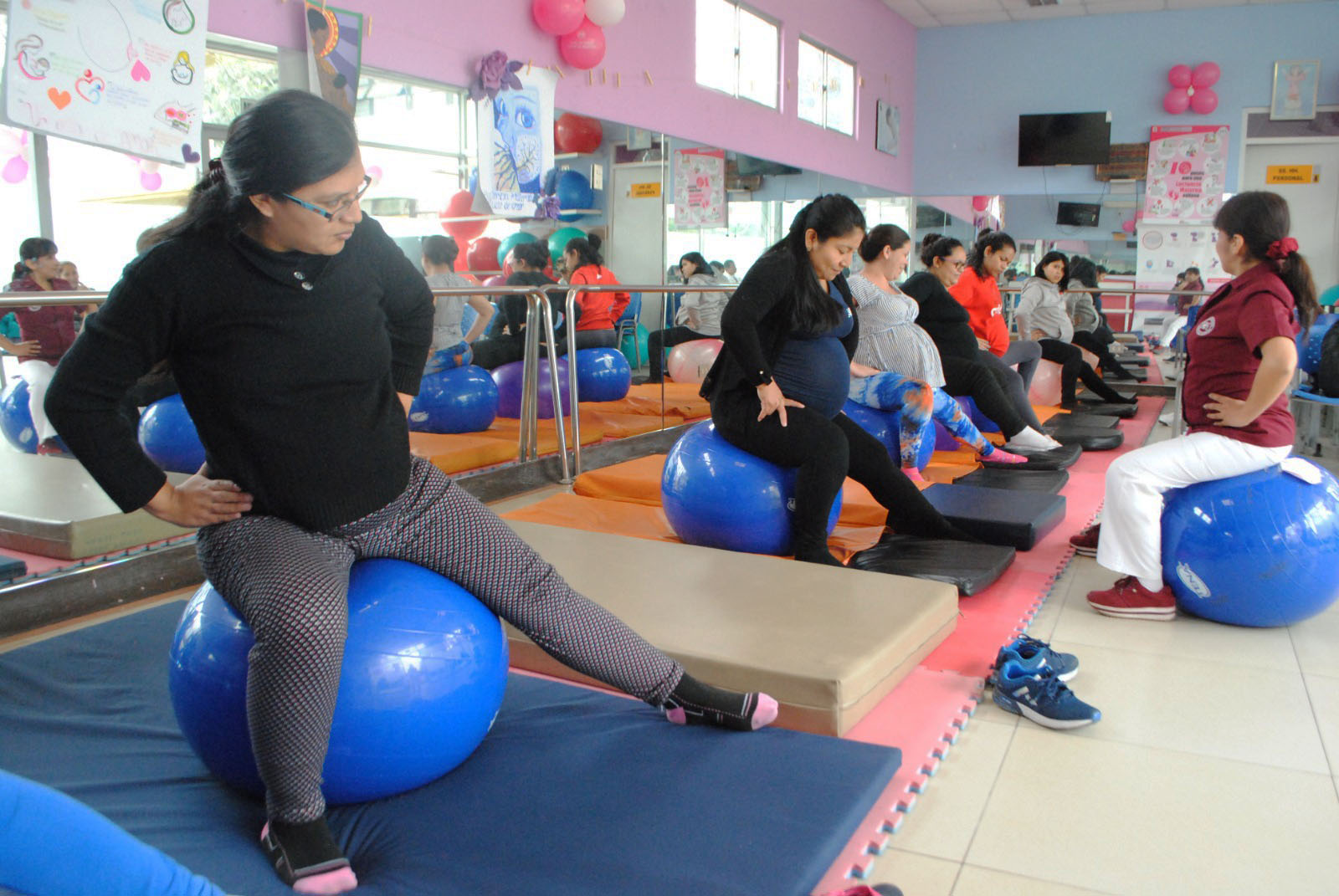 Imagen de Madres embarazadas realizando ejercicios de estimulacion pre natal