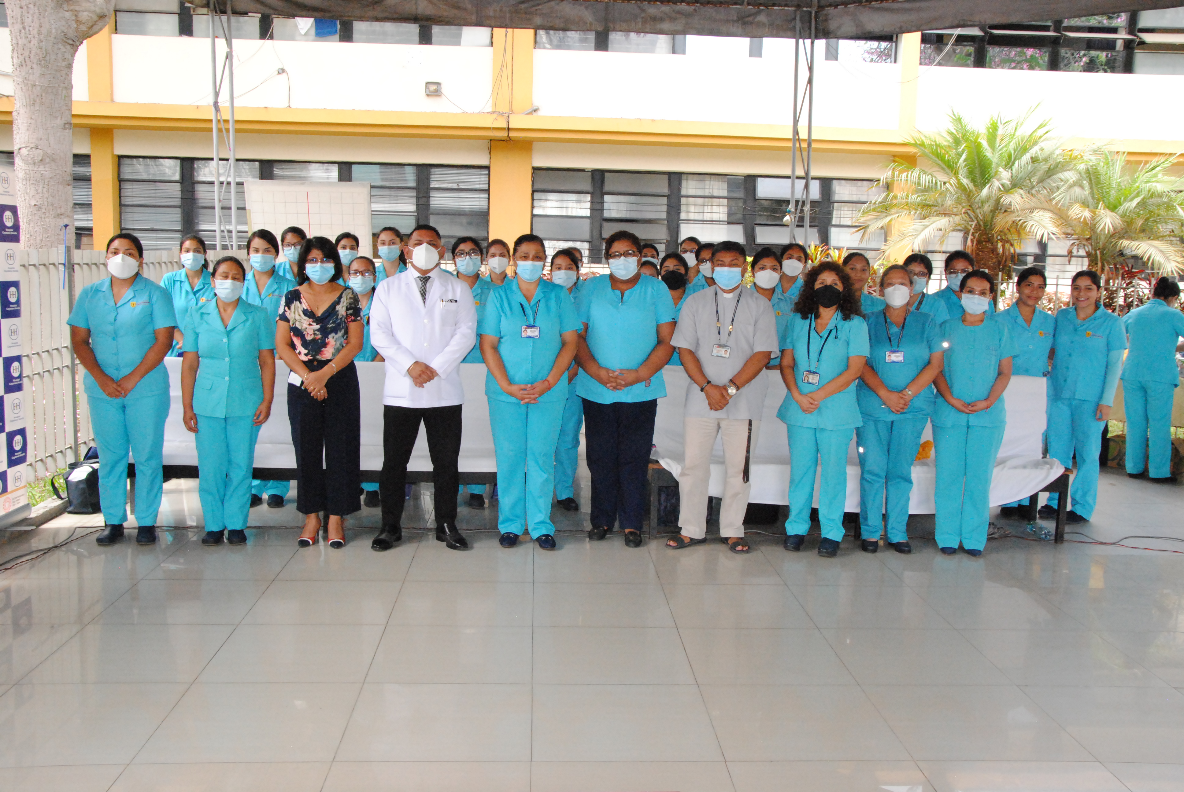 Imagen del Director del Hospital Cayetano junto a la promocion de internas de enfermeria 2022