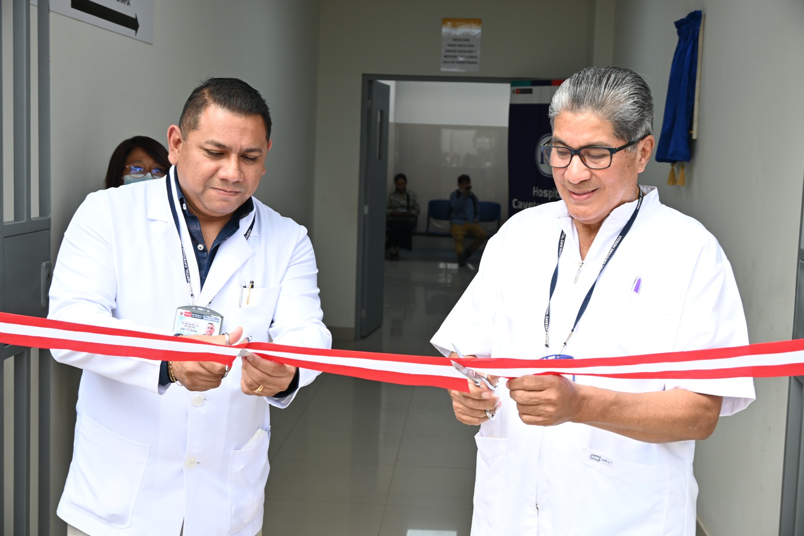 Imagen del Director del HNCH inaugurando nuevo ambiente de la Unidad Oncologica