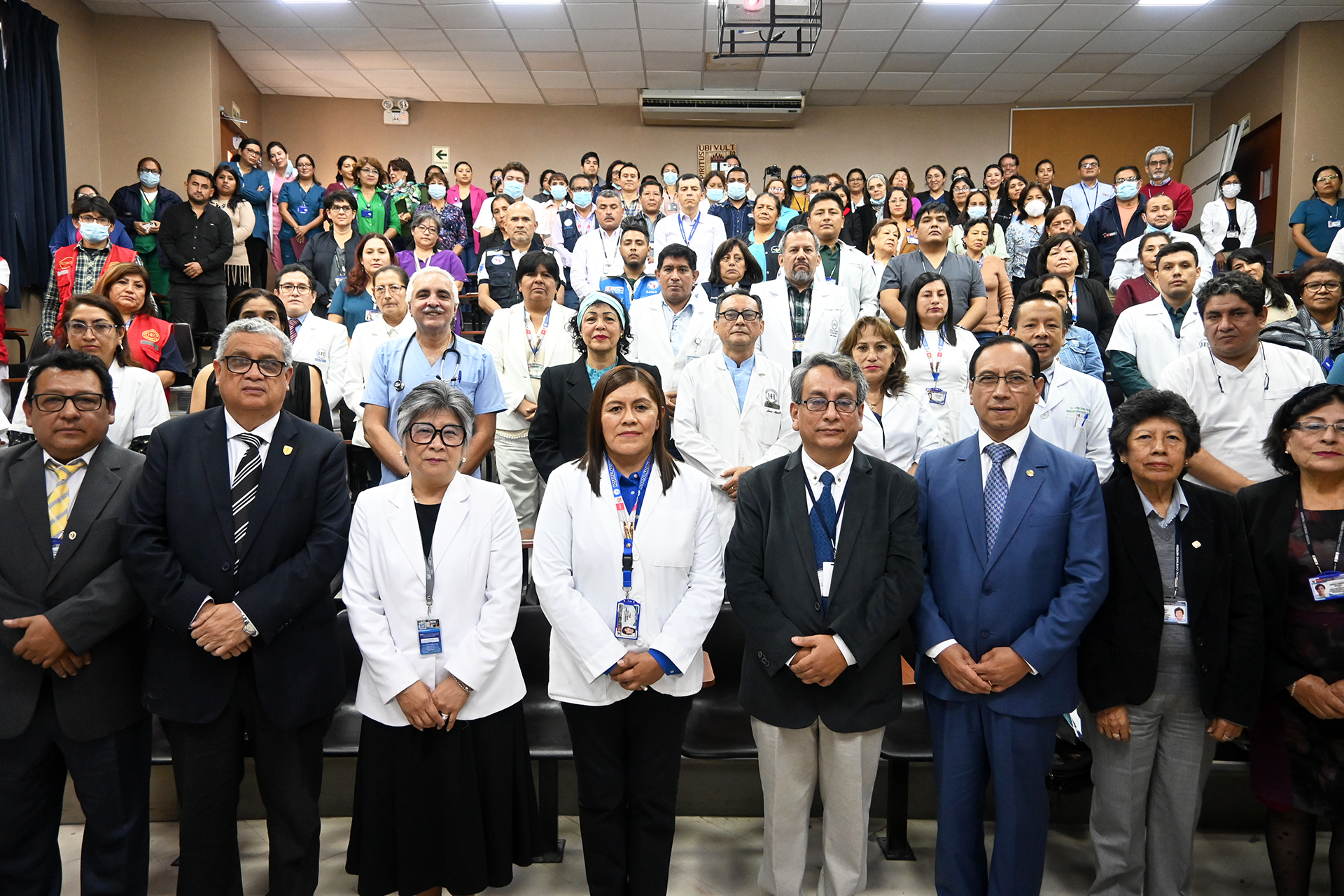 Imagen de la juramentacion de la nueva directora Maribel Juscamayta del Hospital Cayetano Heredia