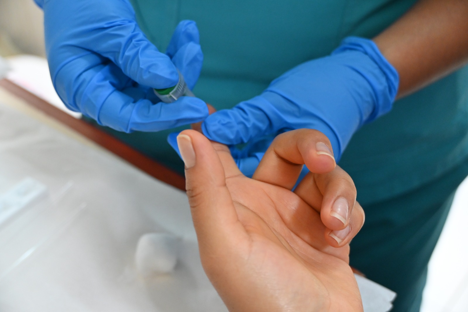 Imagen de un paciente haciendose la prueba rapida del VIH