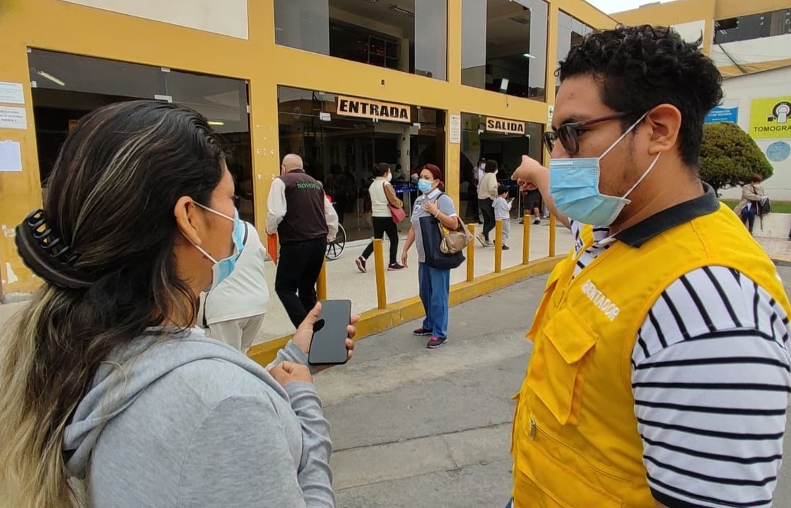 Imagen del personal de Admisión brindando información a paciente