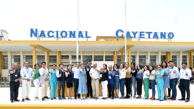 Imagen de la delegación boliviana visitando el hospital